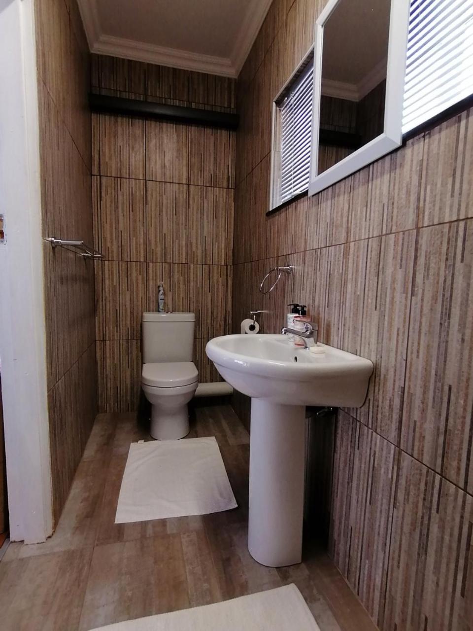 Deluxe Queen Room - Photo 13