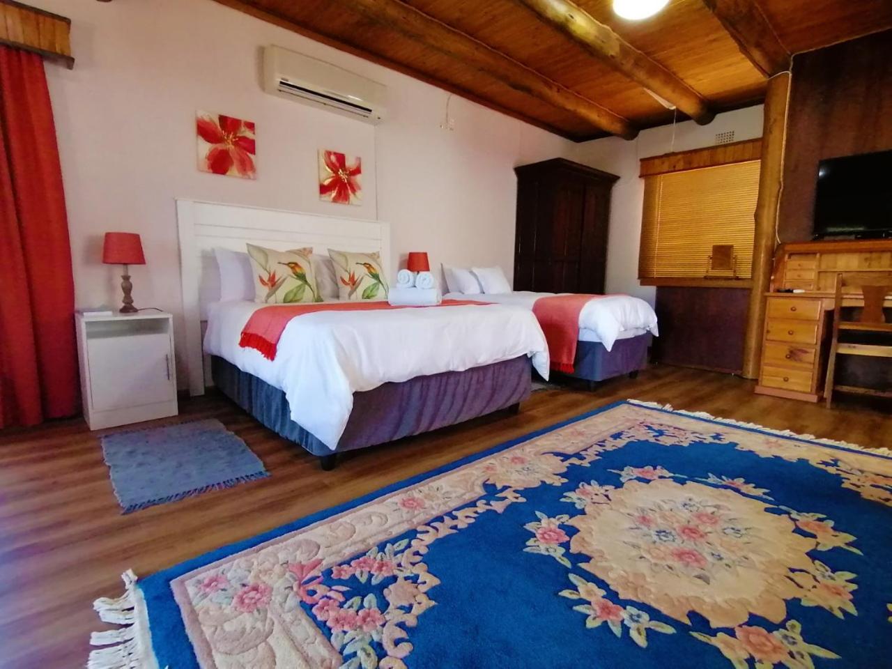 Deluxe Family Suite - Photo 13