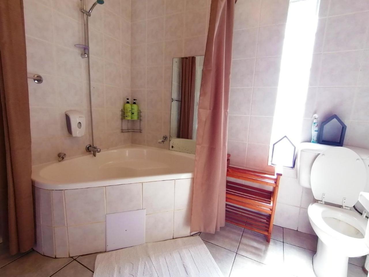 Deluxe Family Suite - Photo 21