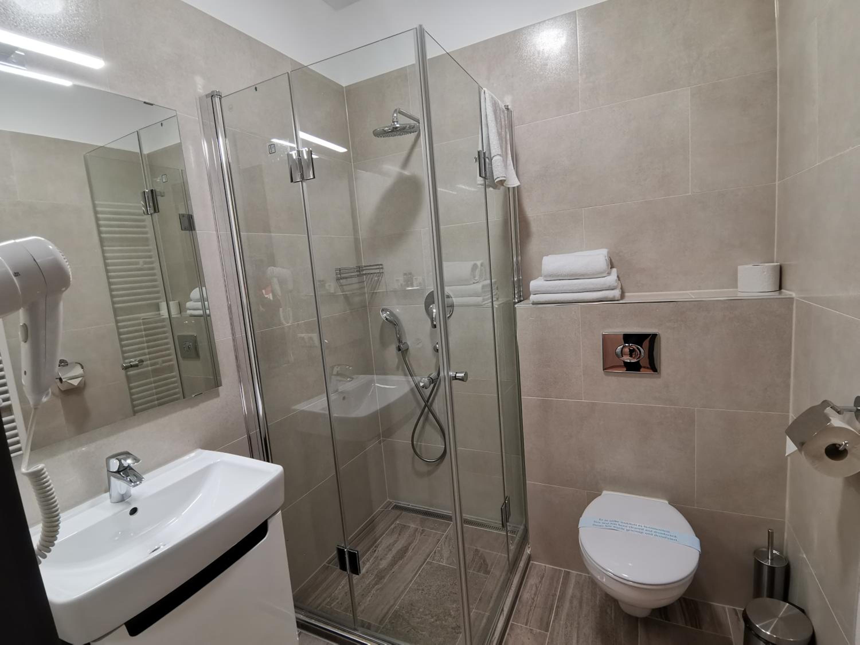 Standard Twin Room - Photo 8