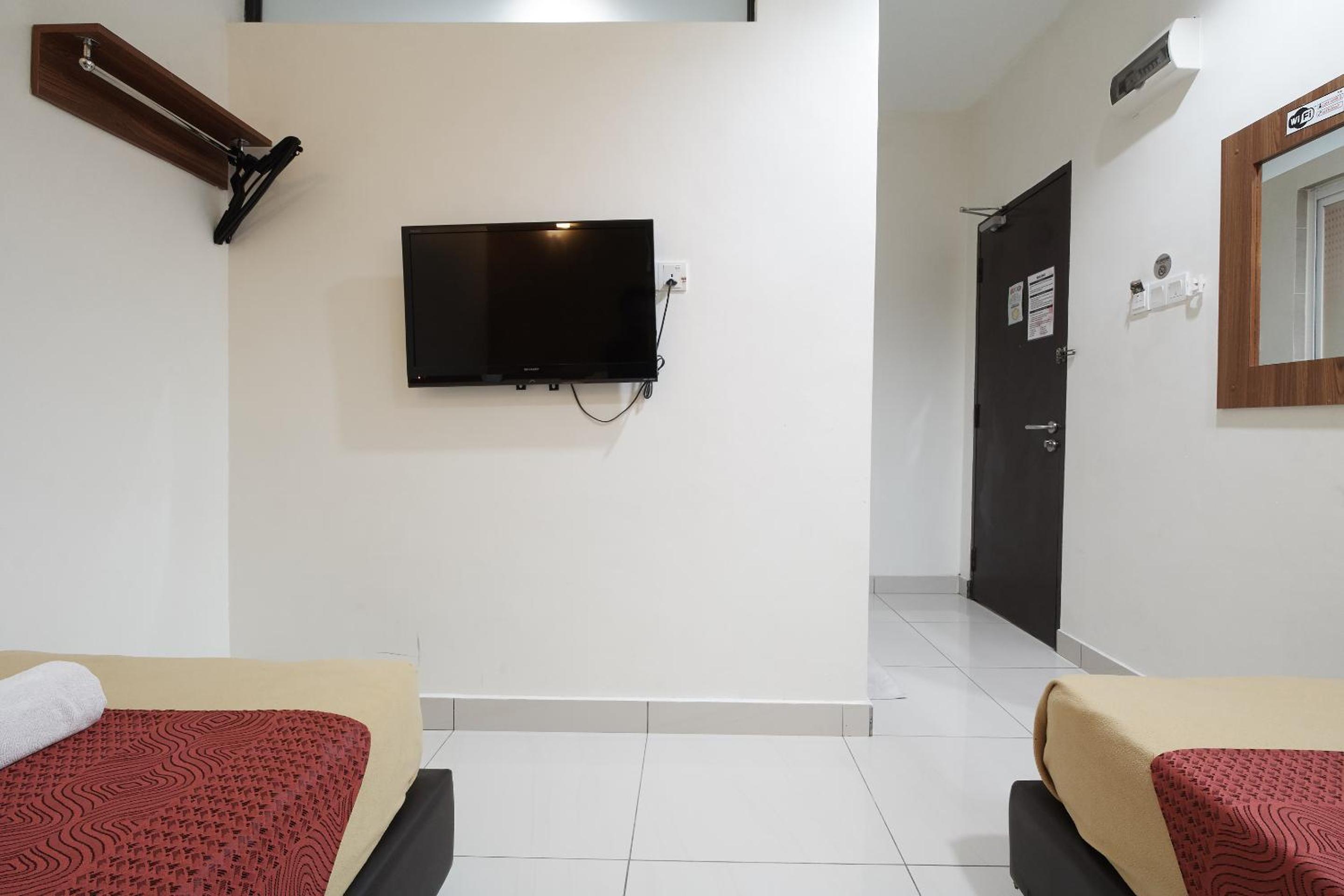 Economy Twin Room photo 2