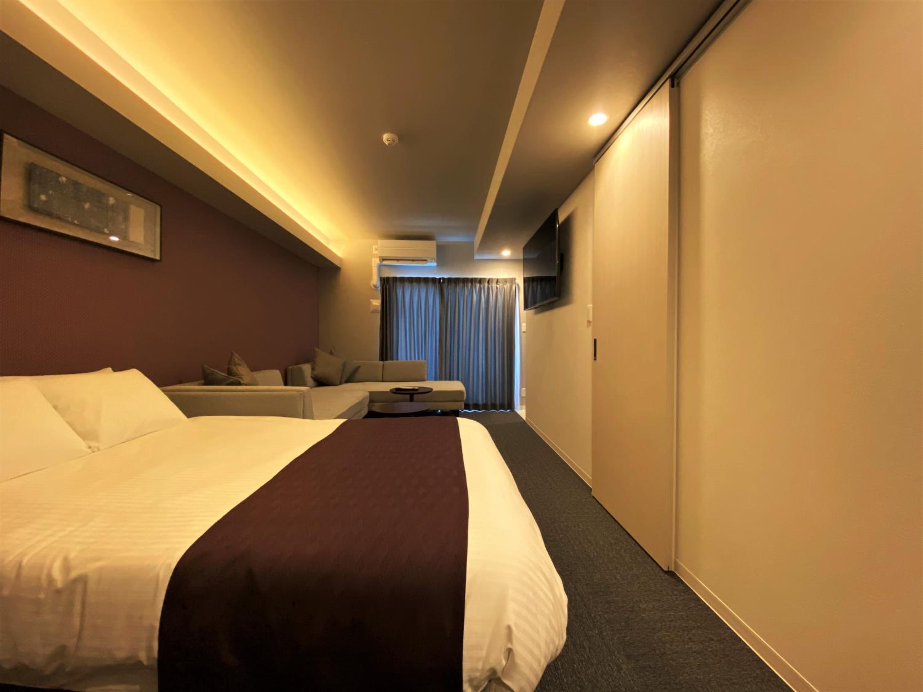 Junior Suite with Balcony - Photo 8