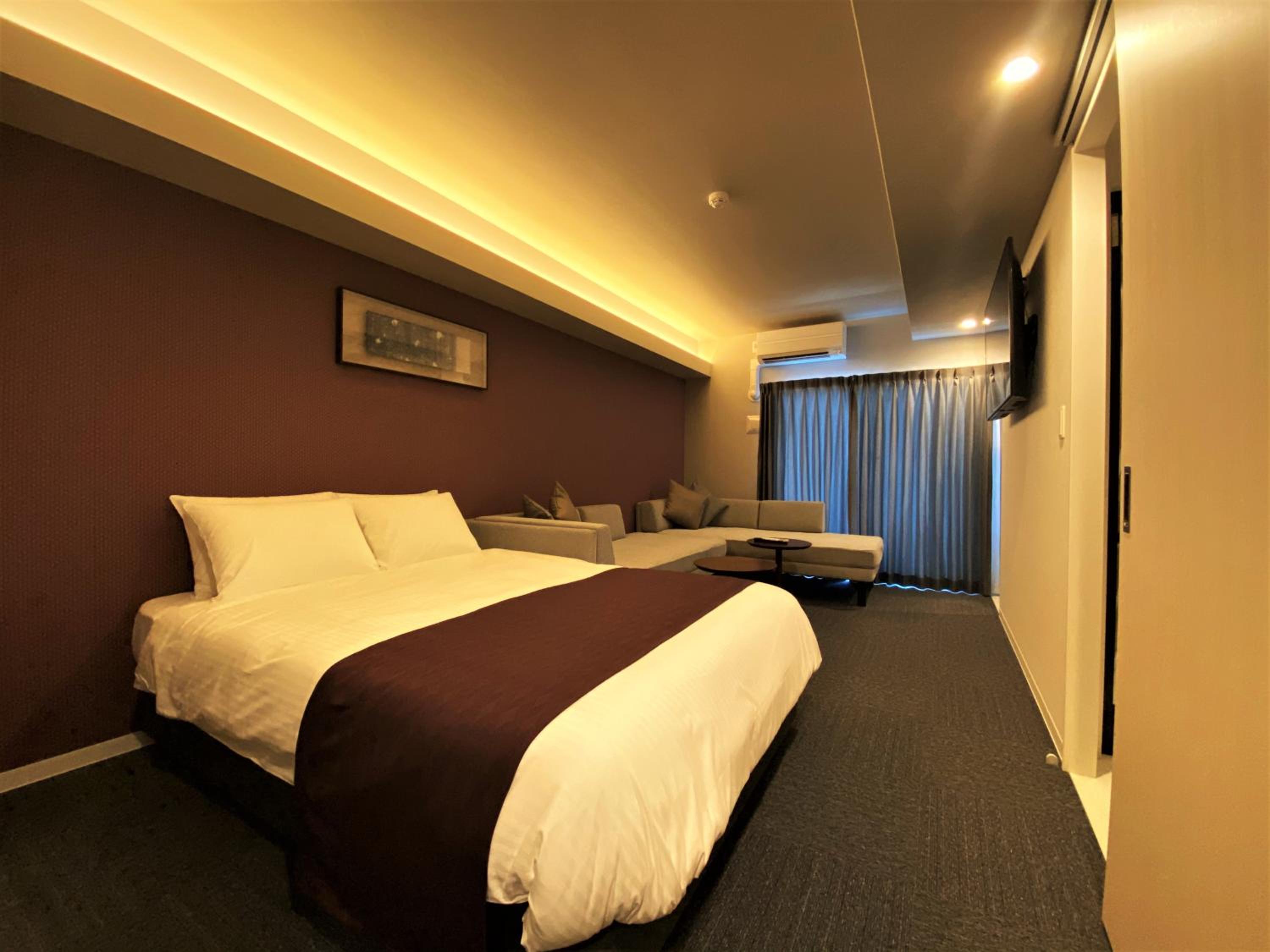 Junior Suite with Balcony - Photo 10