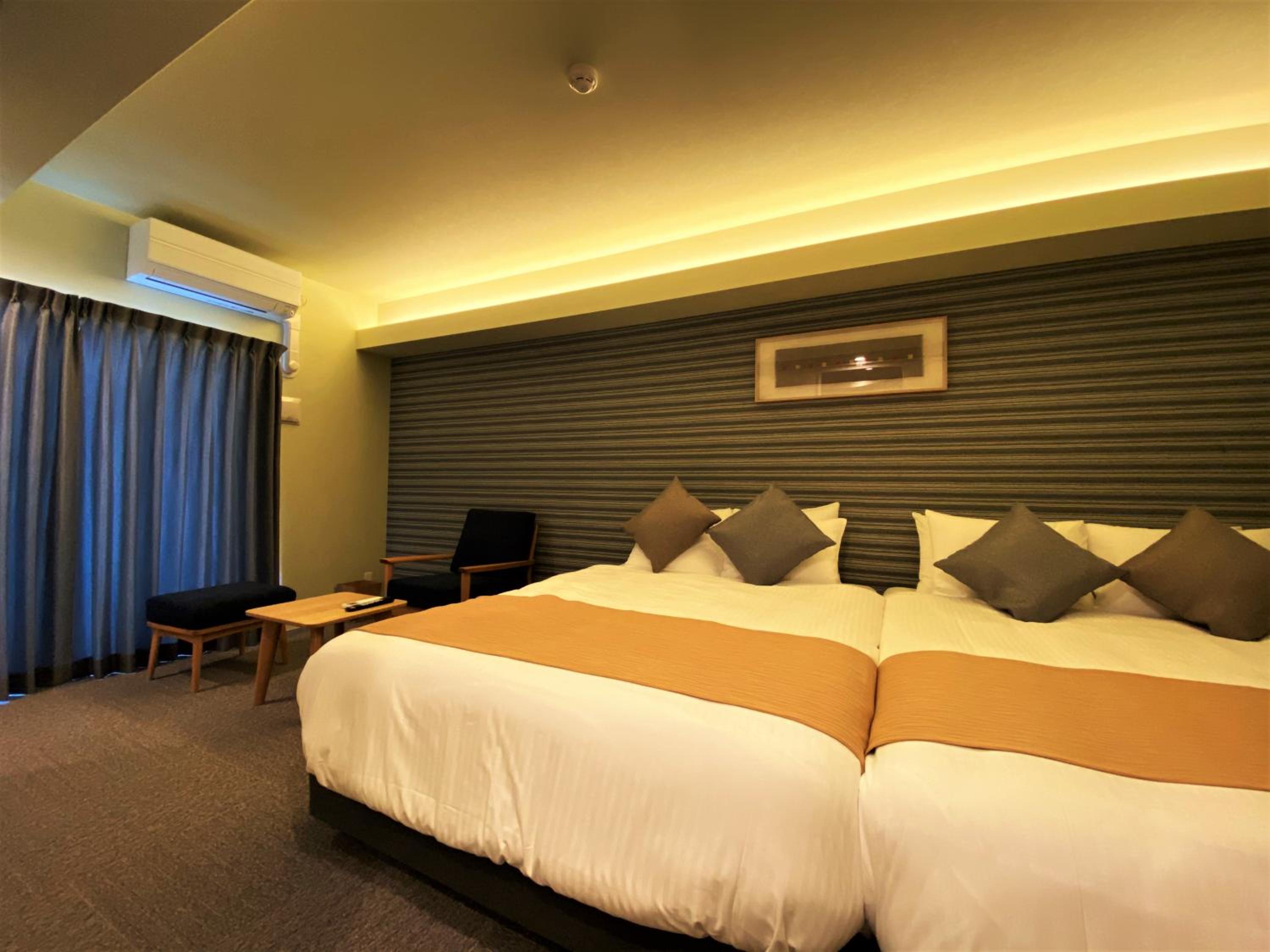 Superior Double Room with Two Double Beds - Photo 8