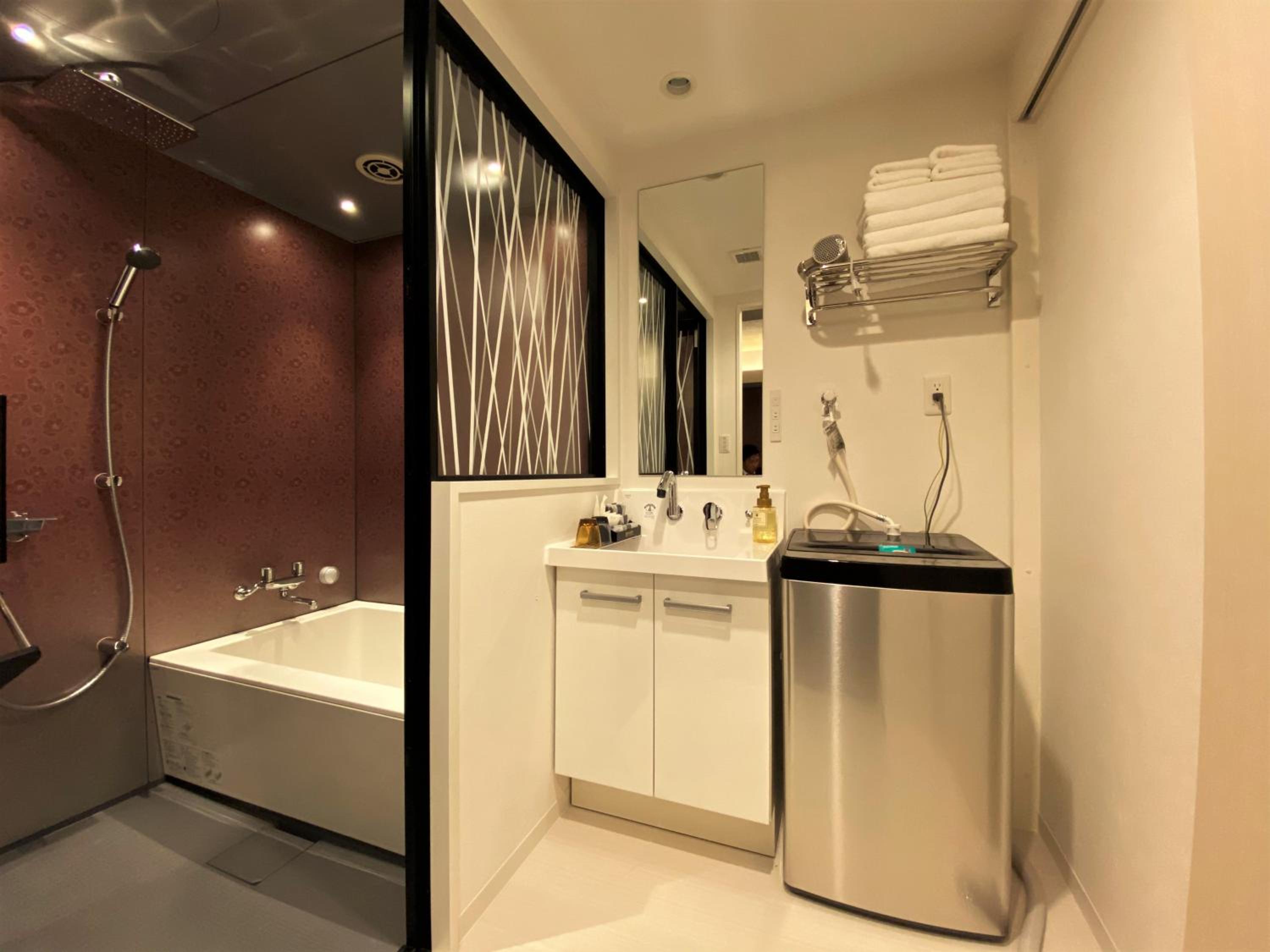 Junior Suite with Balcony - Photo 7