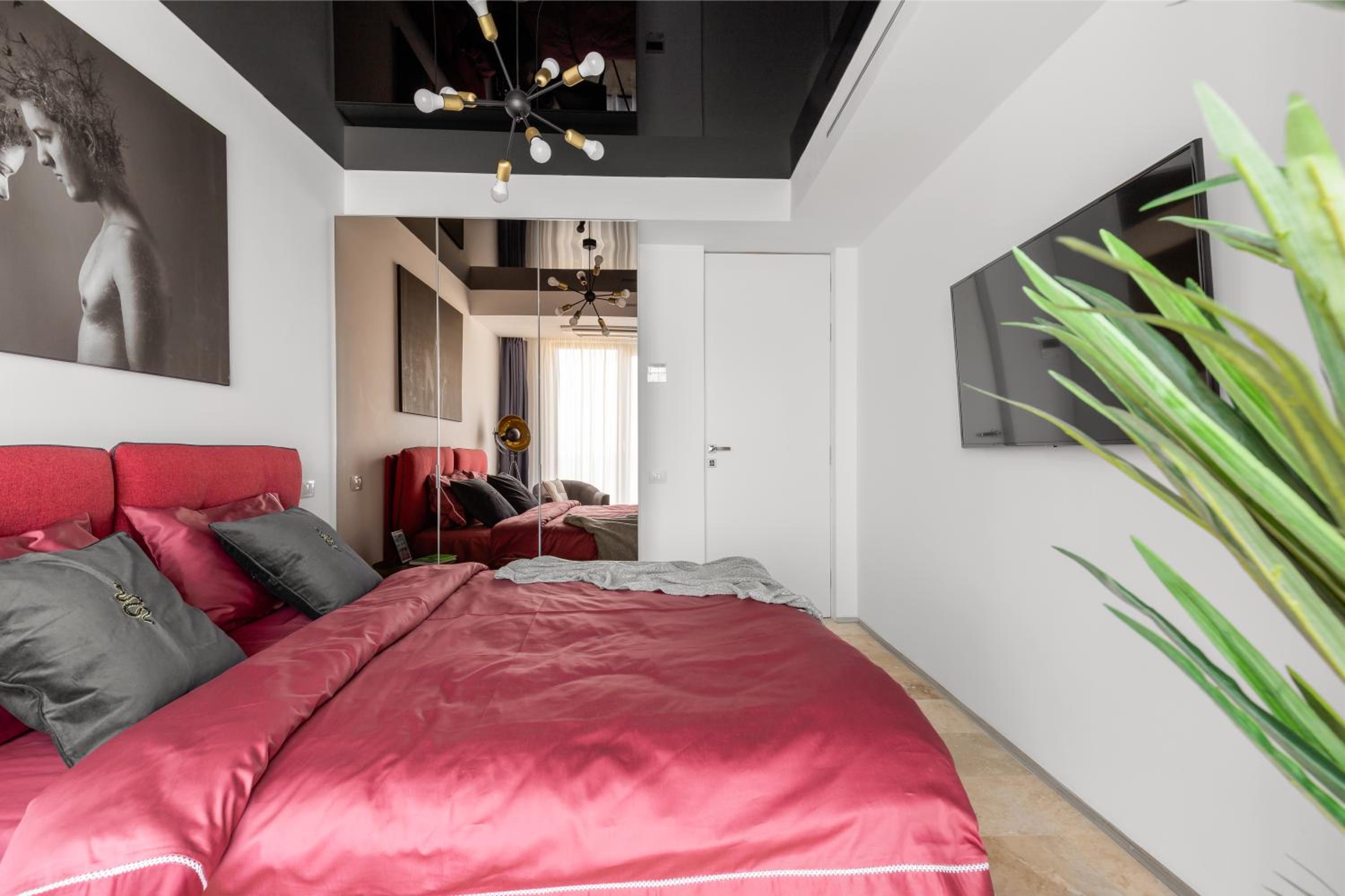 Two-Bedroom Luxury Apartment - Photo 11