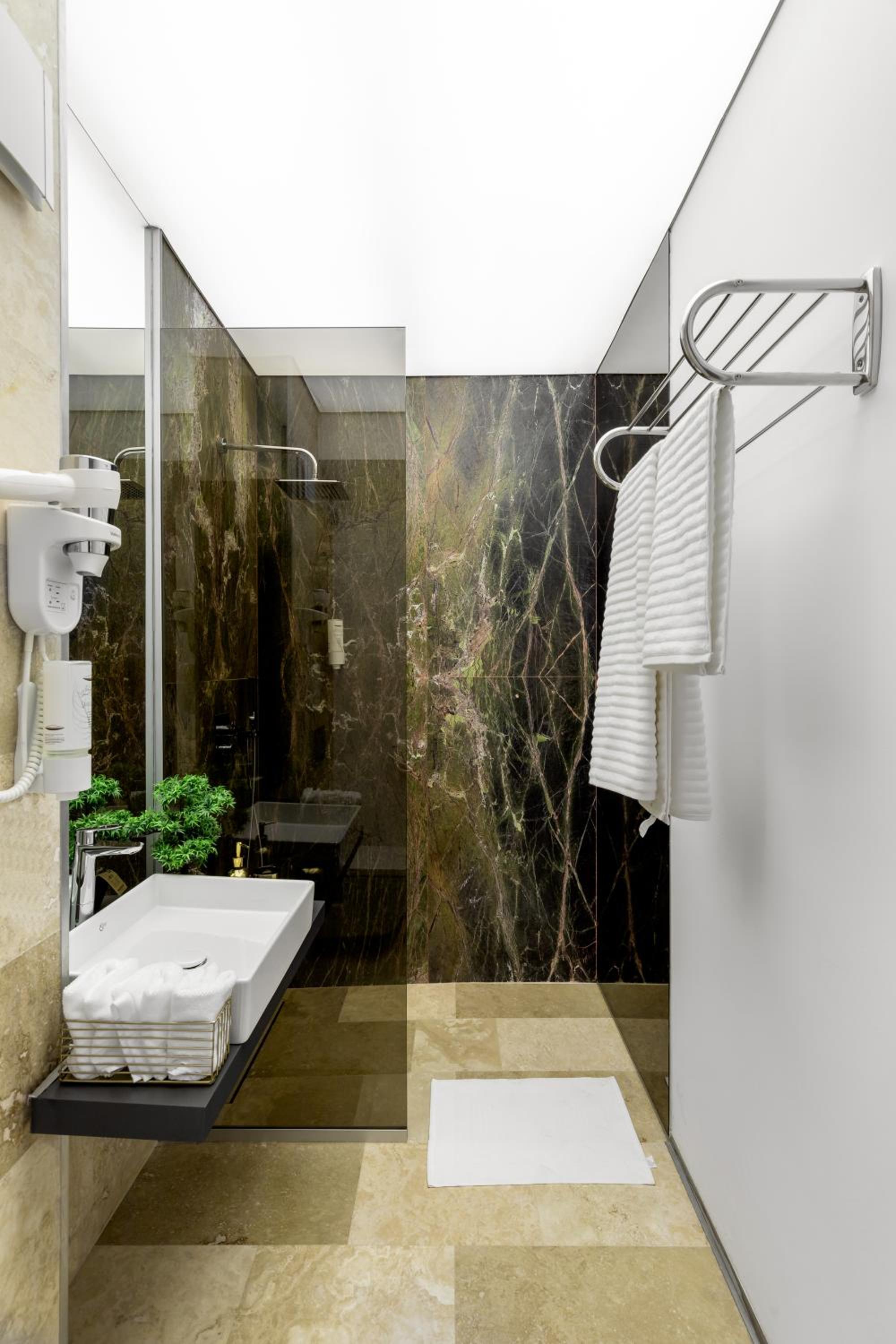 Two-Bedroom Luxury Apartment - Photo 16