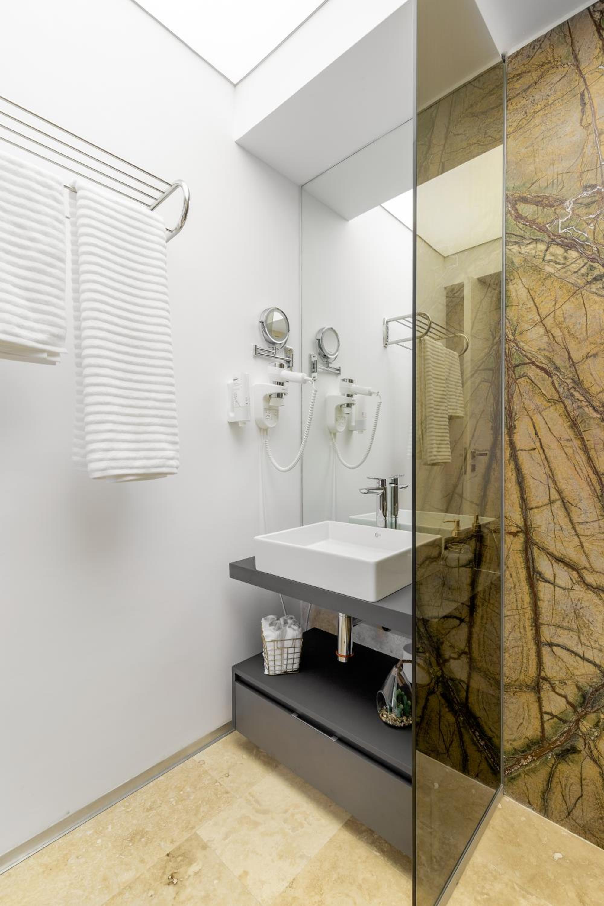 Two-Bedroom Luxury Apartment - Photo 17