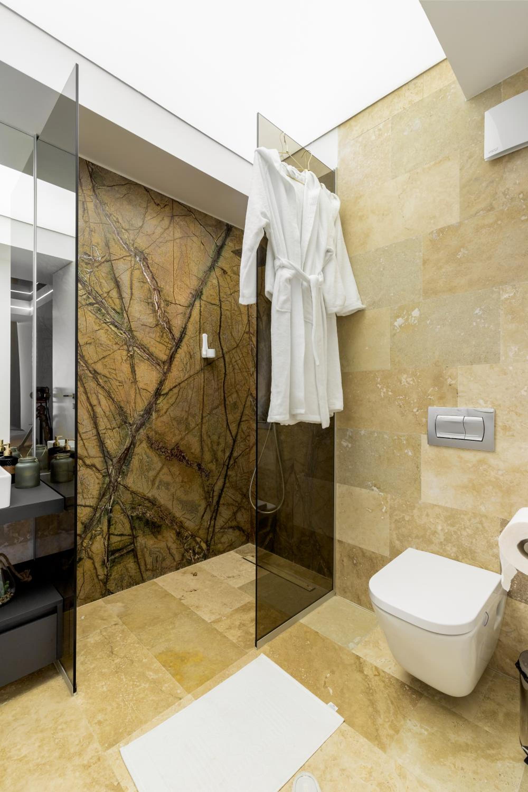 Two-Bedroom Luxury Apartment - Photo 18