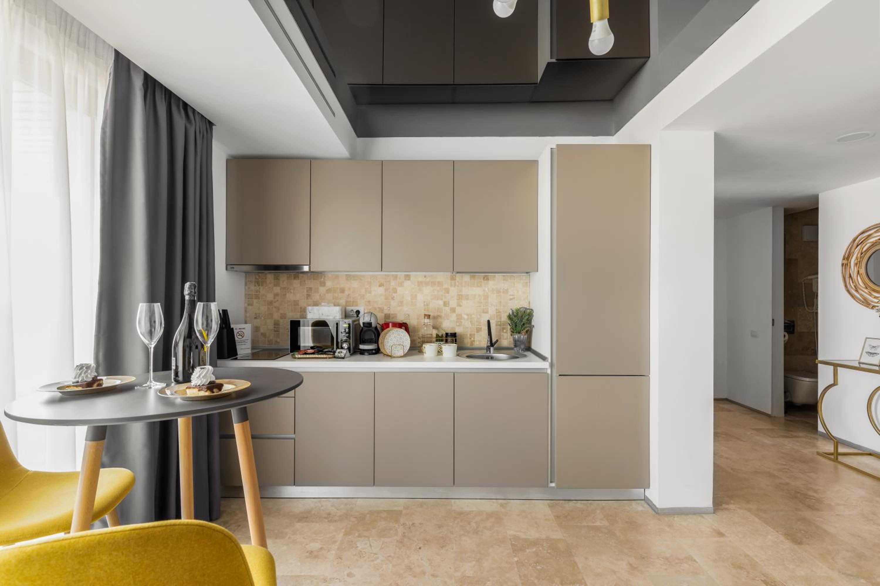 Two-Bedroom Luxury Apartment - Photo 8