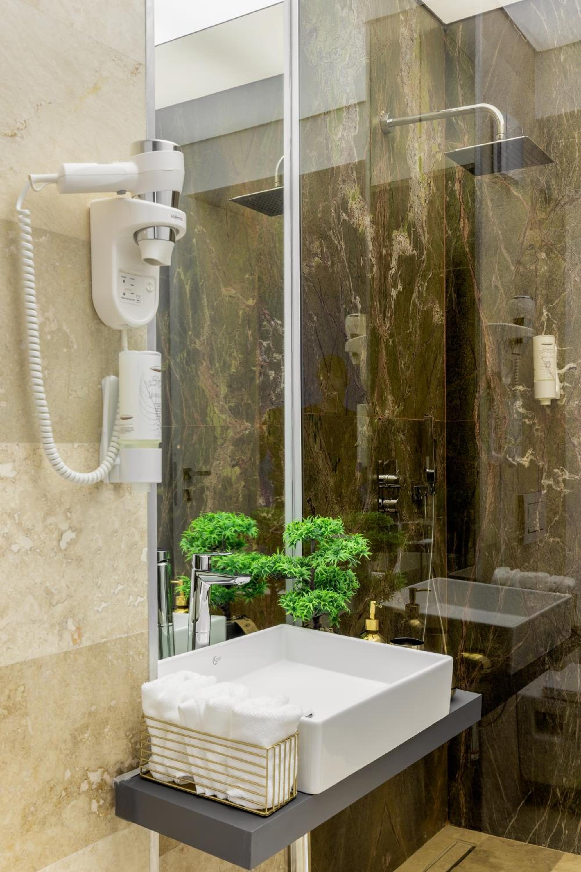 Two-Bedroom Luxury Apartment - Photo 4