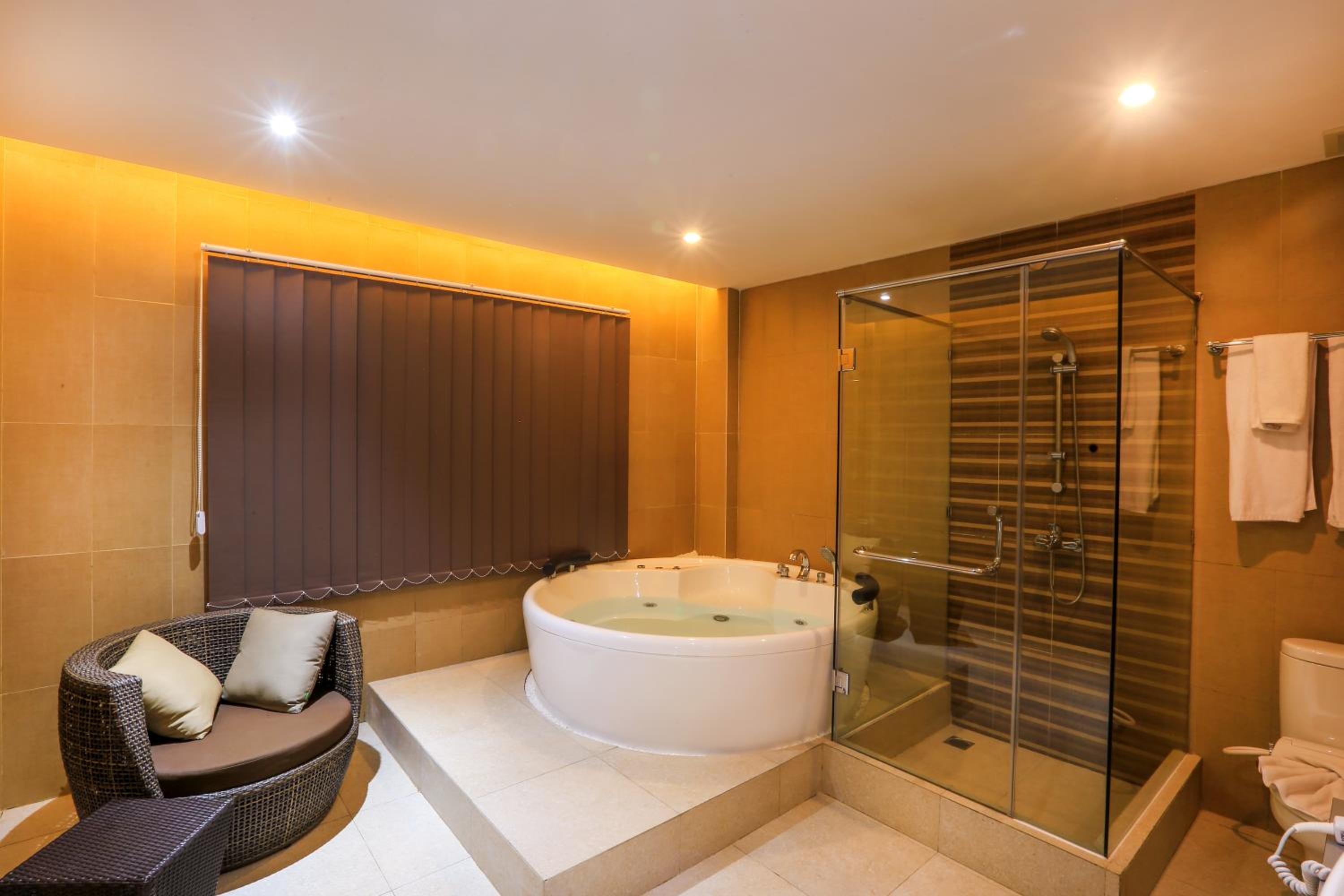 Suite Room With Jacuzzi - Photo 4