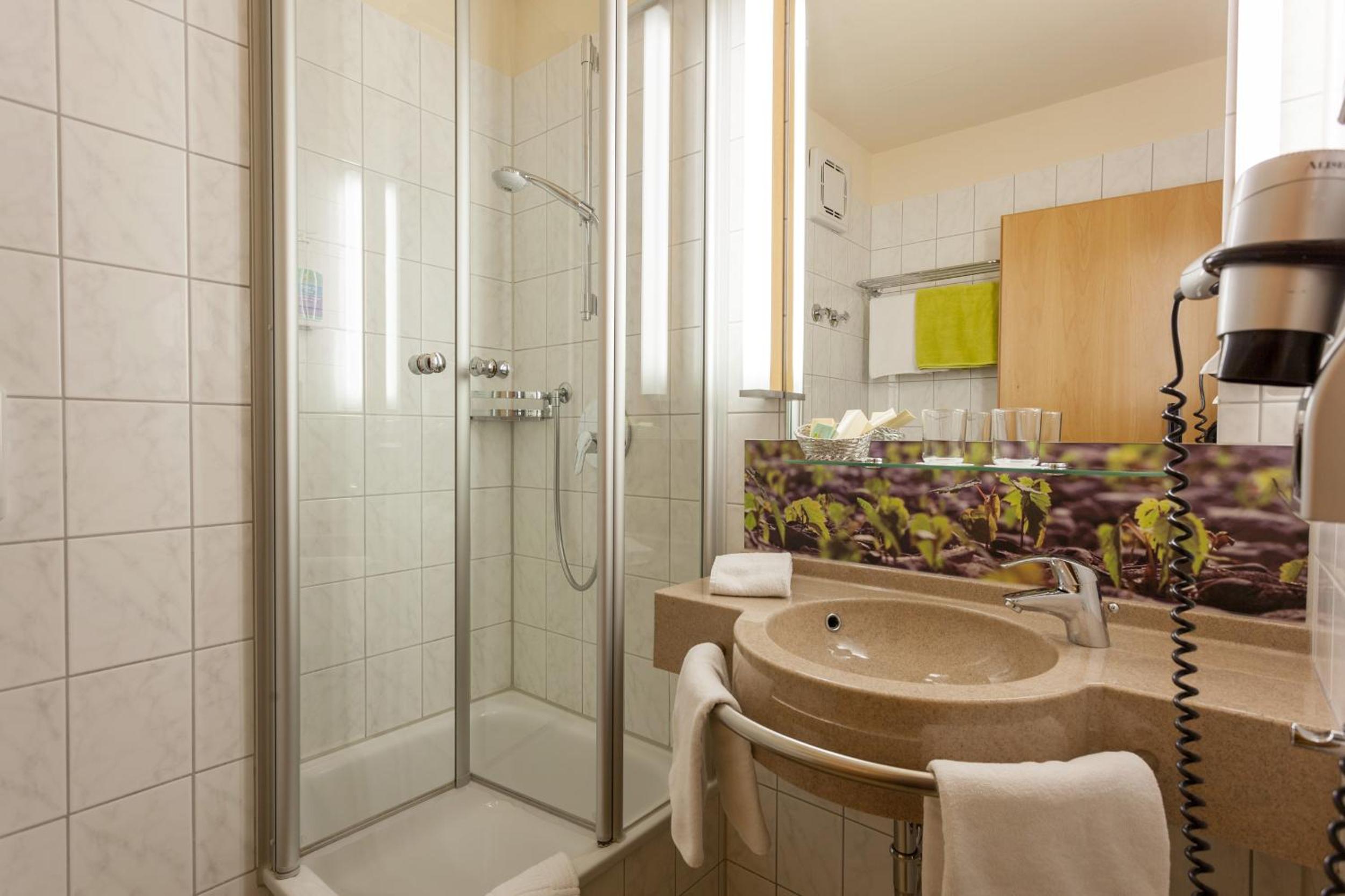 Standard Double Room - Photo 8