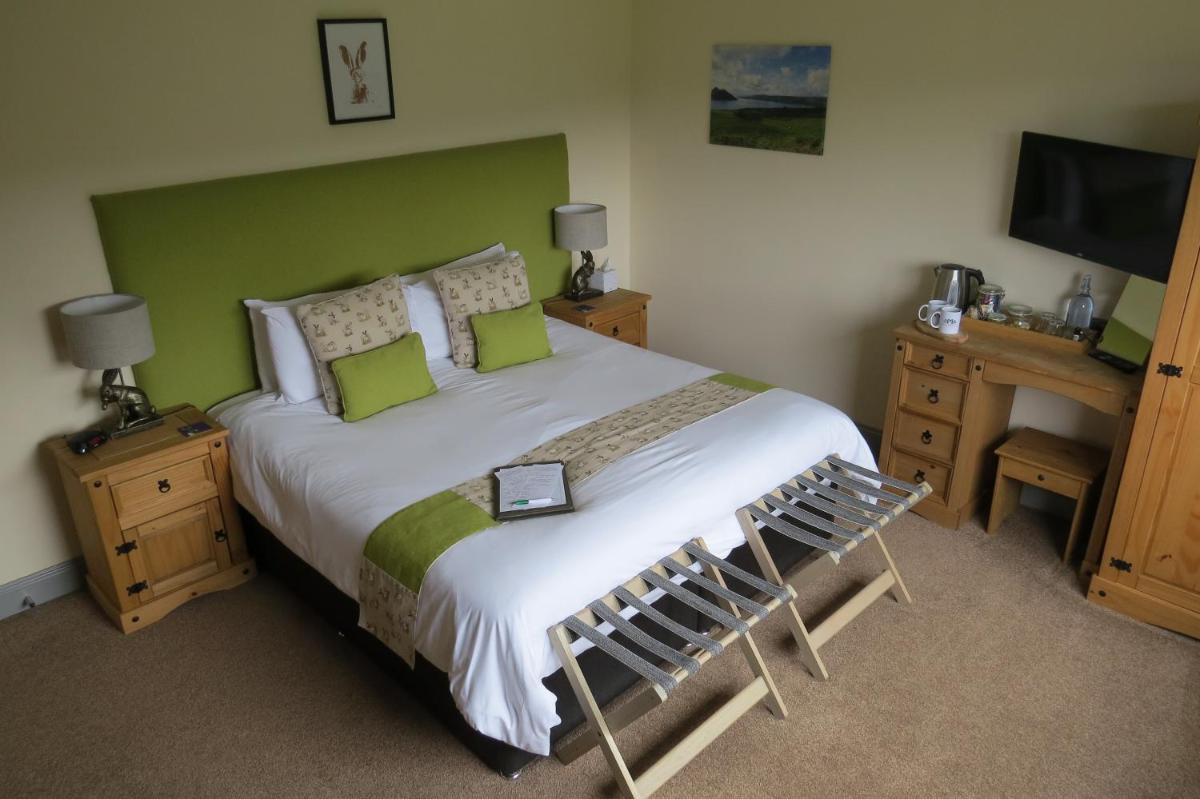 Double or Twin Room with Partial Sea View photo 2