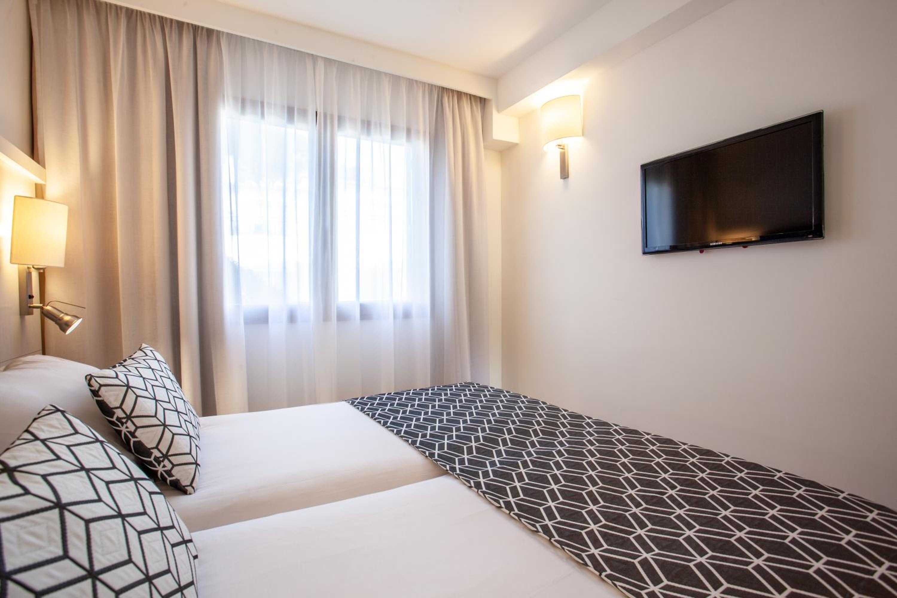 Apartamento de una habitación con vista lateral al mar (2 adultos + 2 niños)