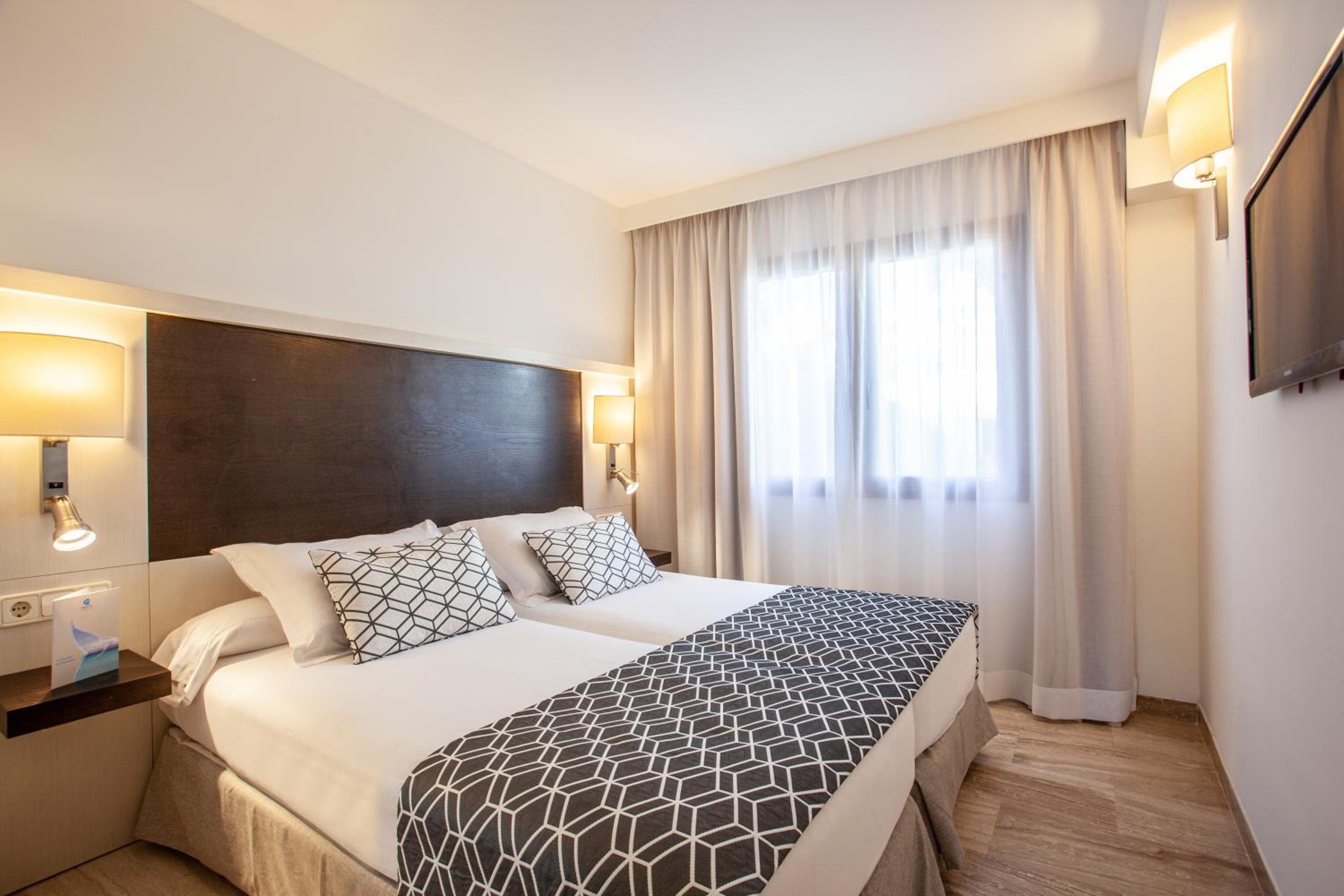 One-Bedroom Apartment with Side Sea View photo 3