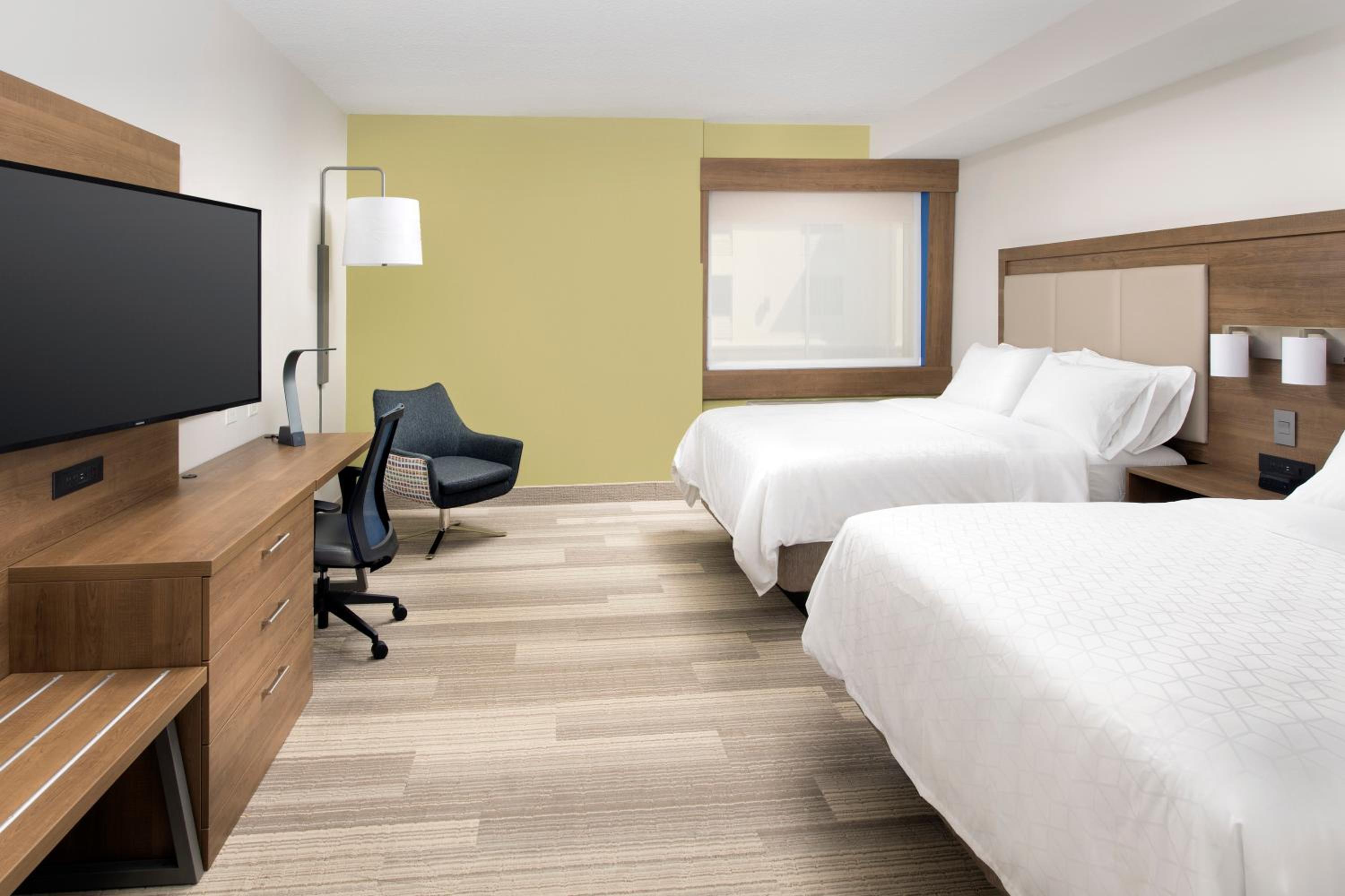 Queen Room with Two Queen Beds - Photo 3