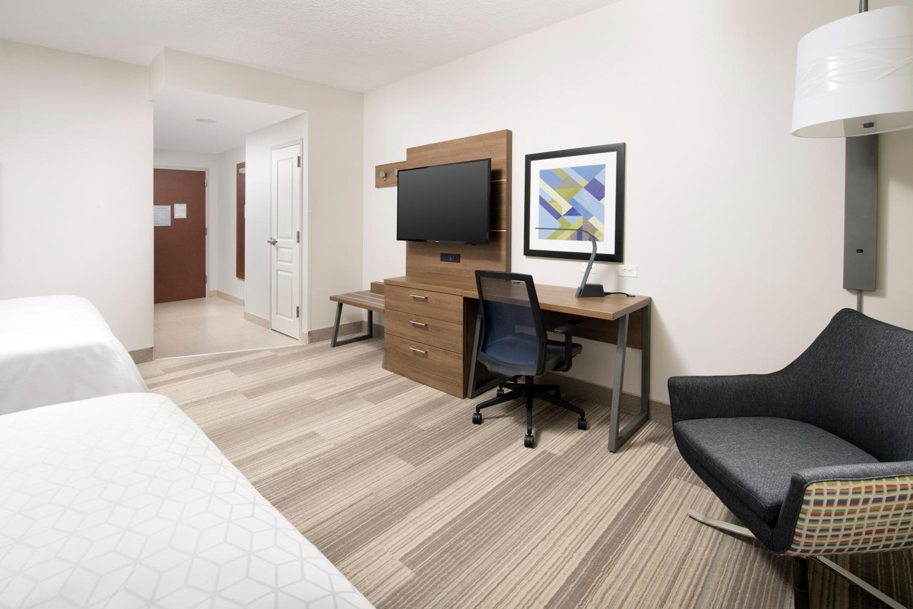 Queen Room with Two Queen Beds - Photo 2