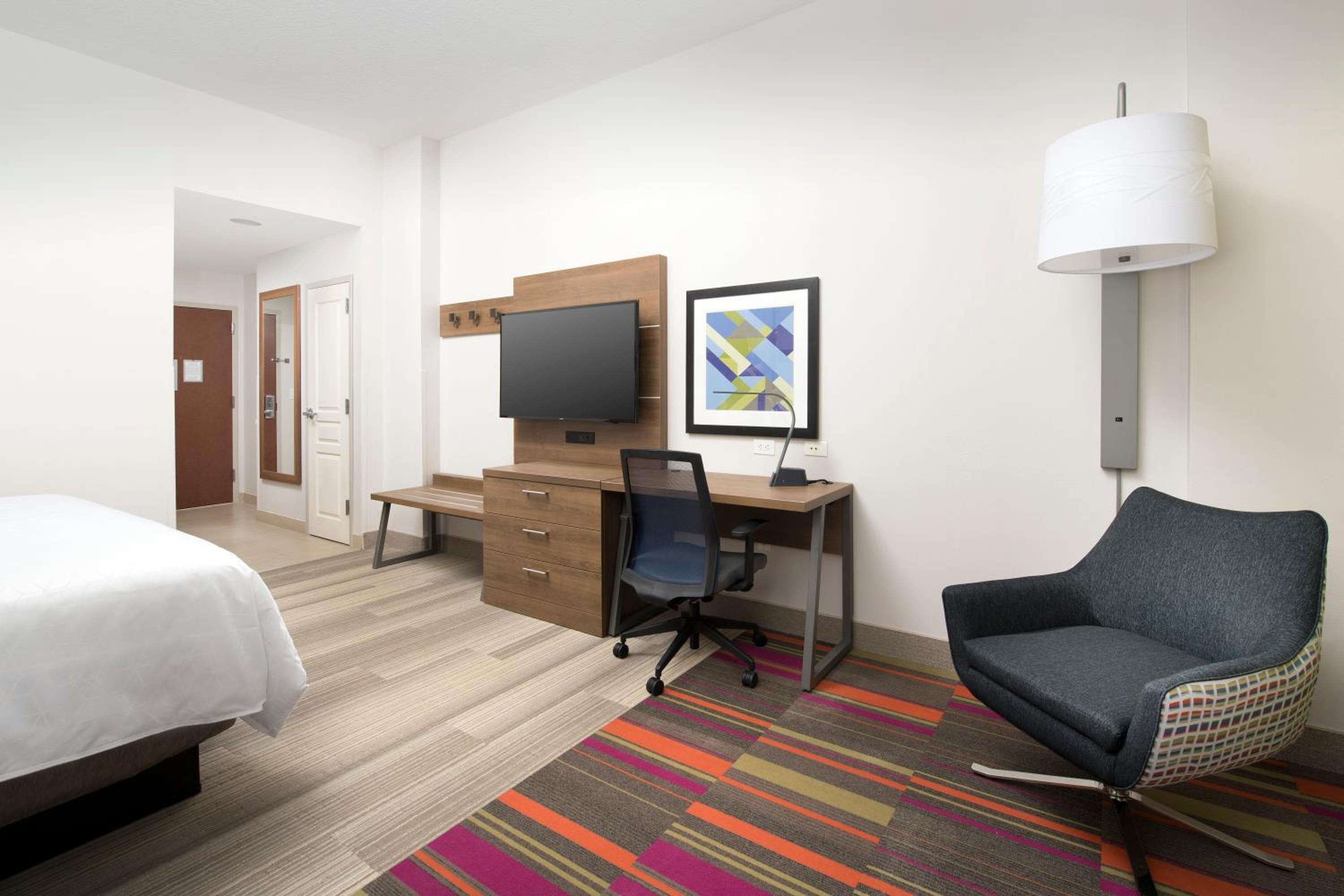 Standard King Room with Sofa Bed - Non-Smoking - Photo 2