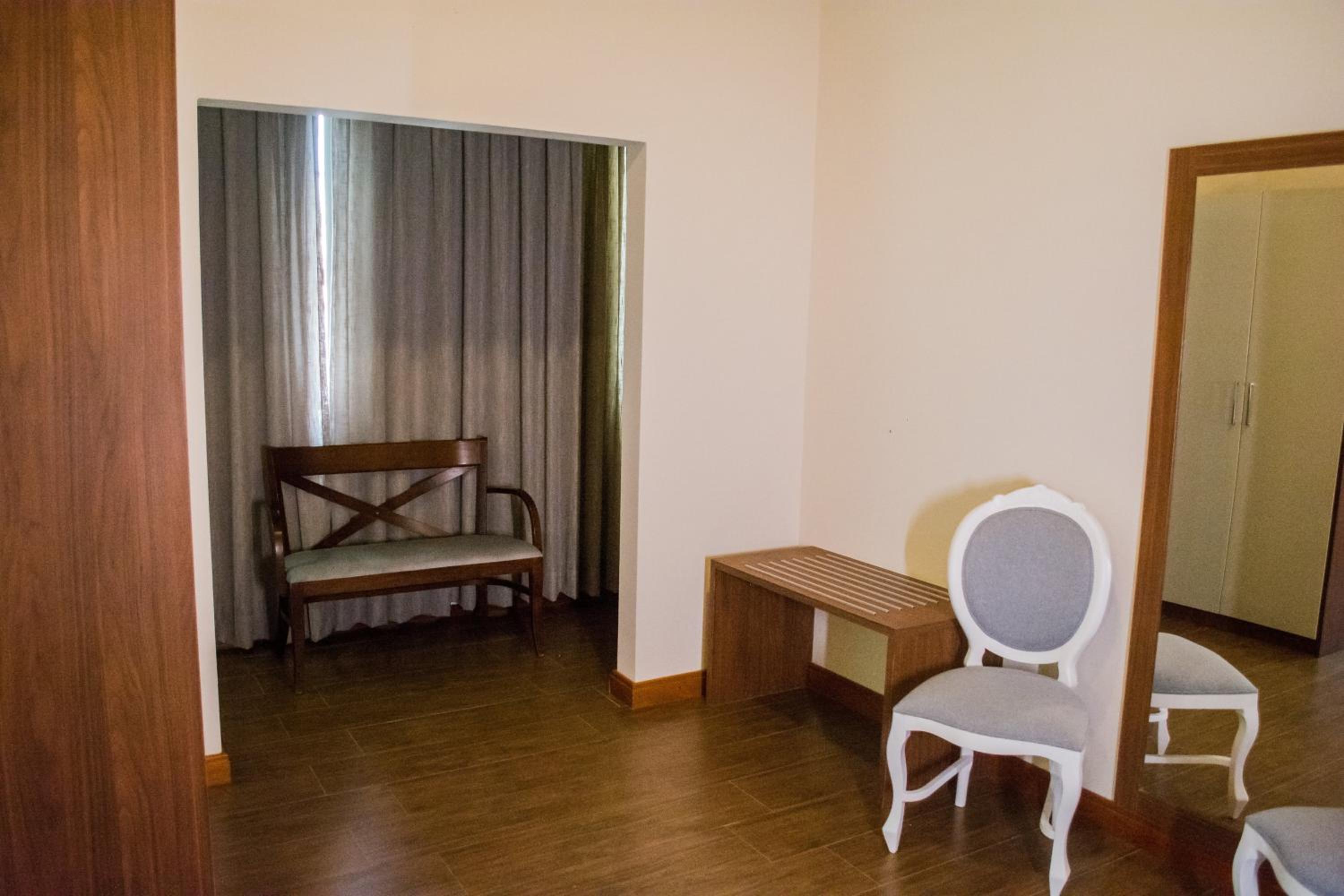 Deluxe Suite with Spa Bath - Photo 25
