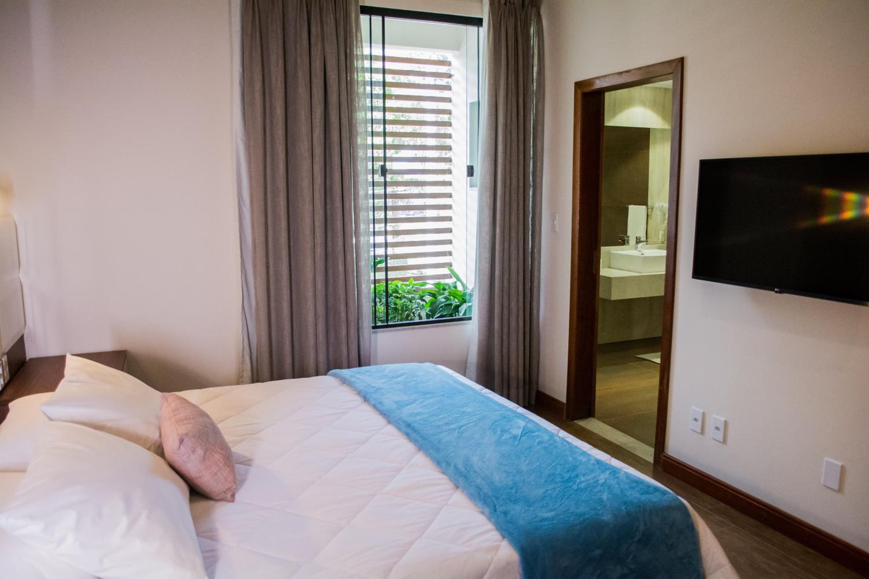 Deluxe Suite with Spa Bath - Photo 27