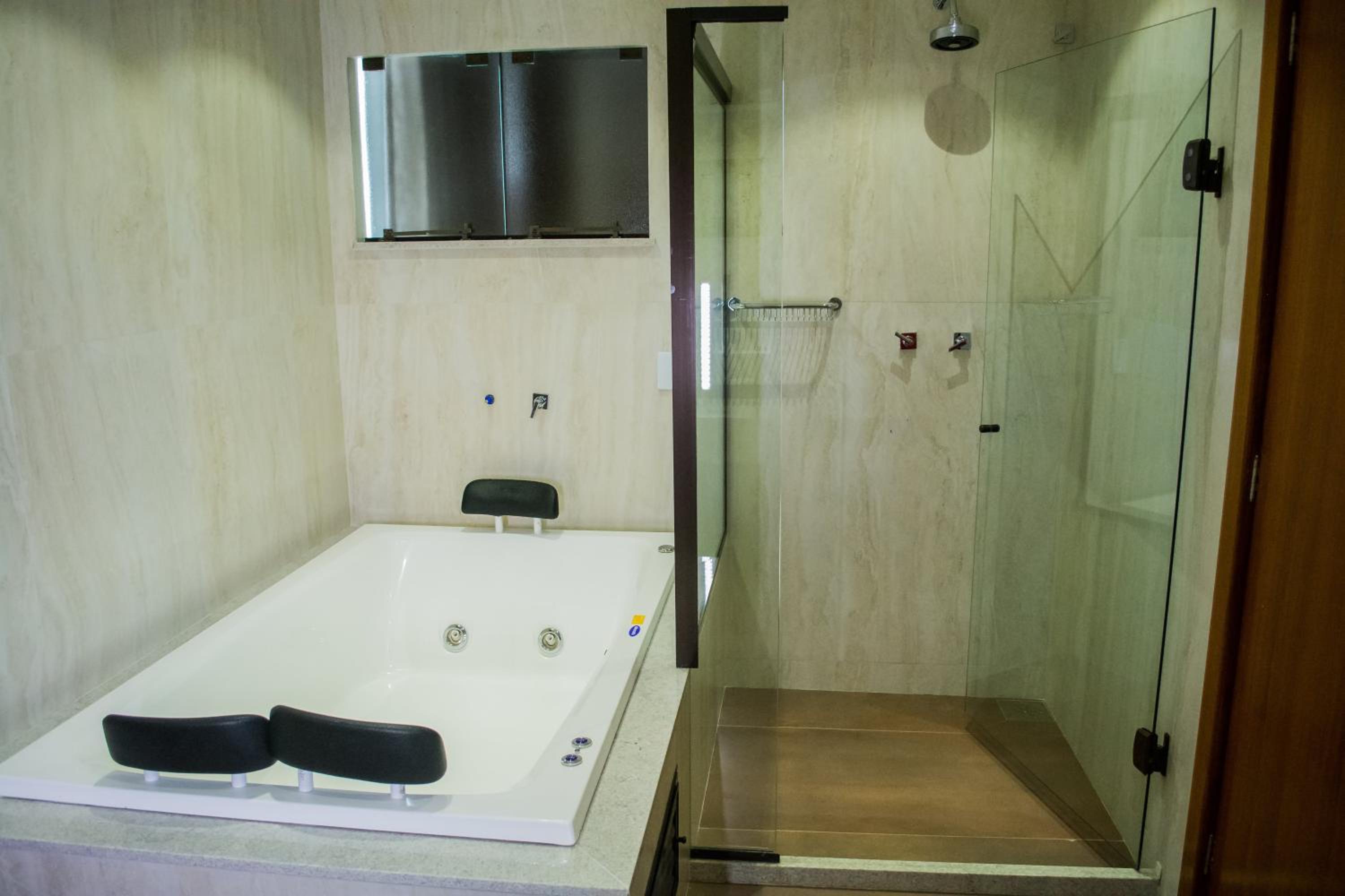 Deluxe Suite with Spa Bath - Photo 23