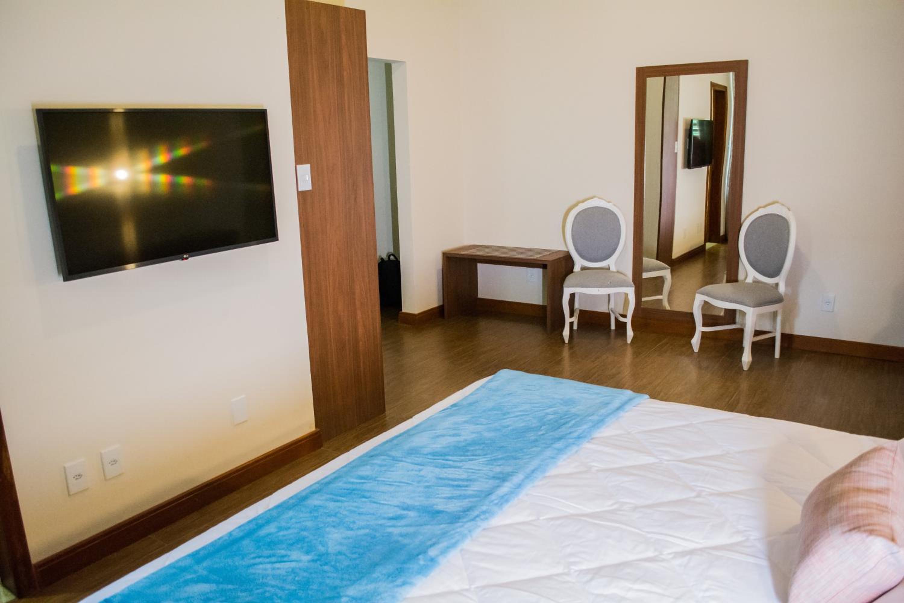 Deluxe Suite with Spa Bath - Photo 26