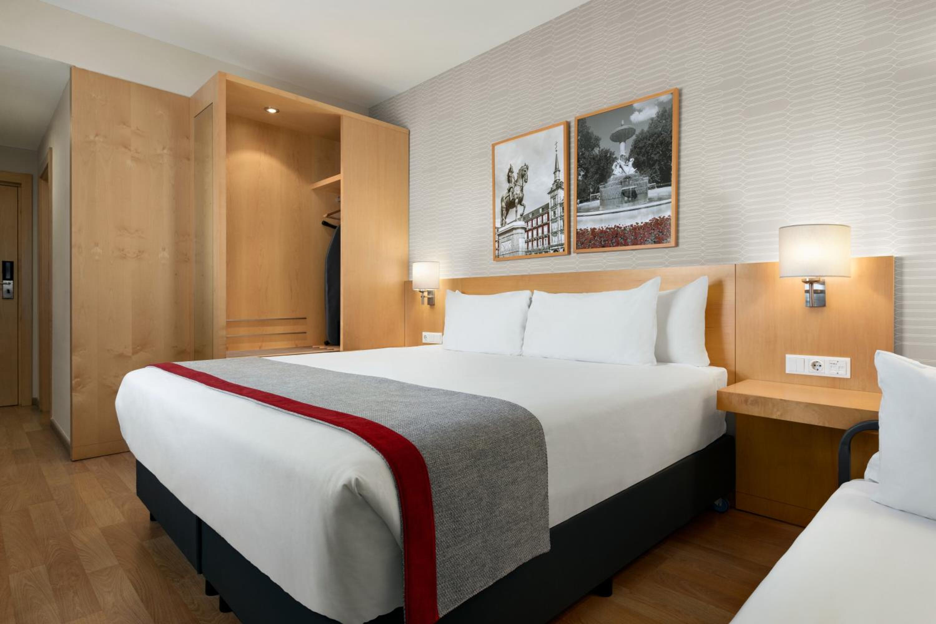 Room with Two Twin Beds and One Rolling Twin Bed - Non-Smoking photo 2