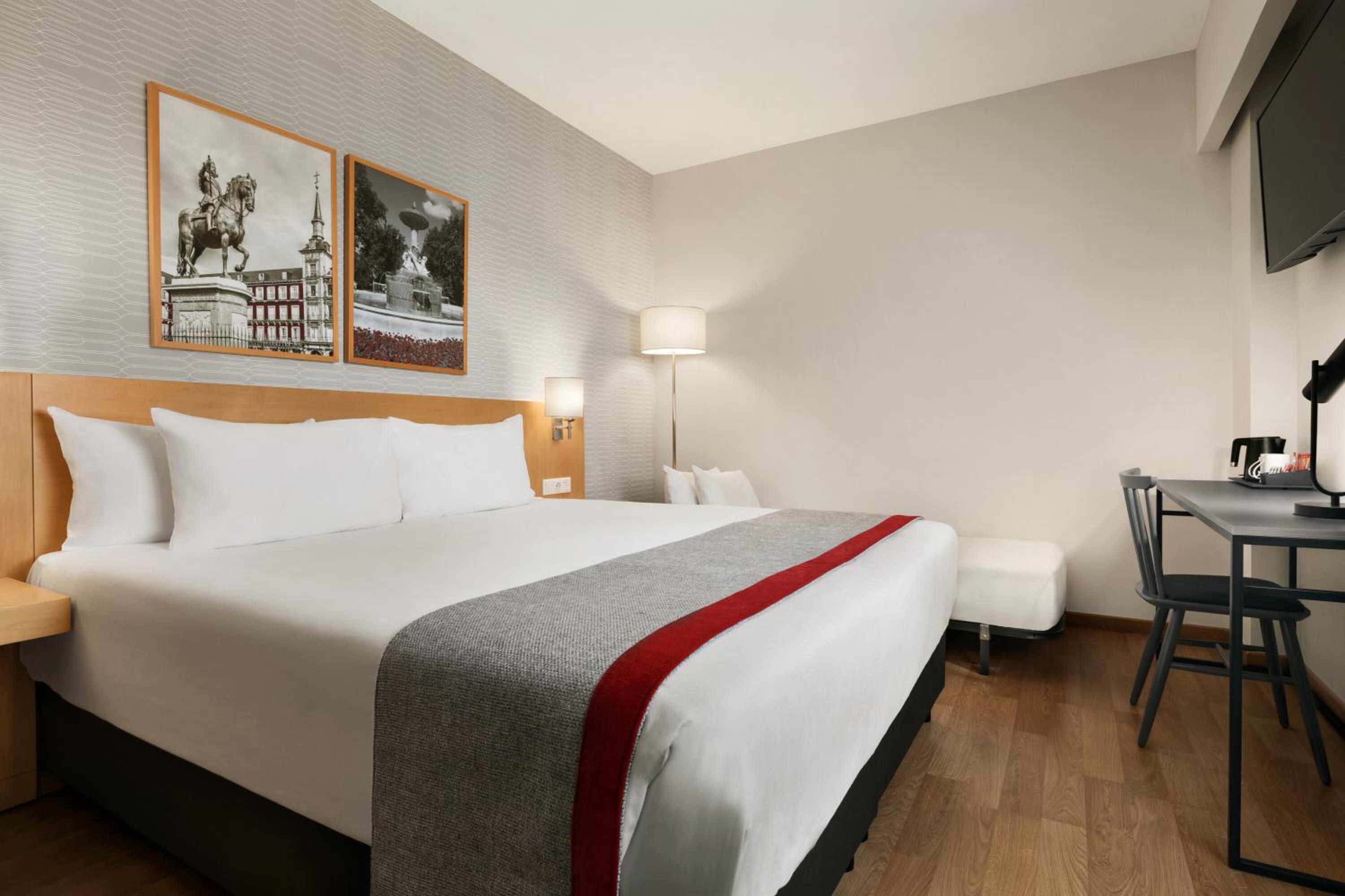 Room with Two Twin Beds and One Rolling Twin Bed - Non-Smoking photo 3