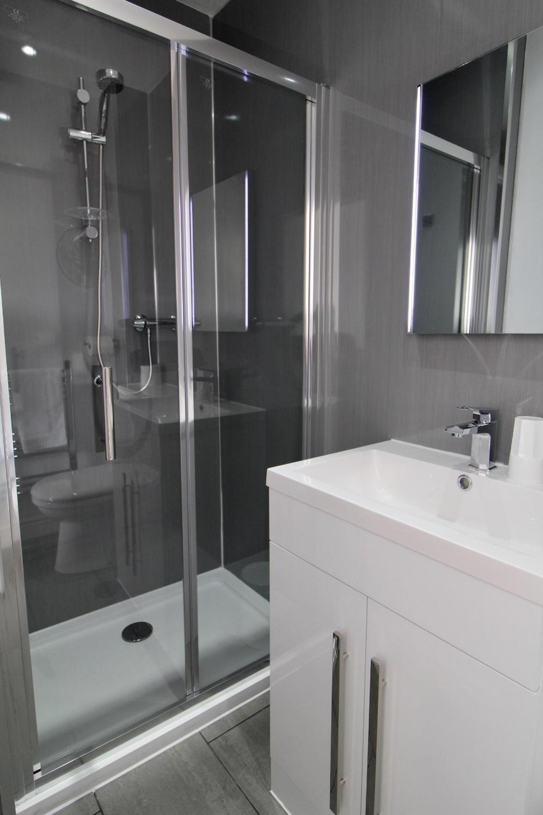 Small Twin Room with En-Suite photo 2
