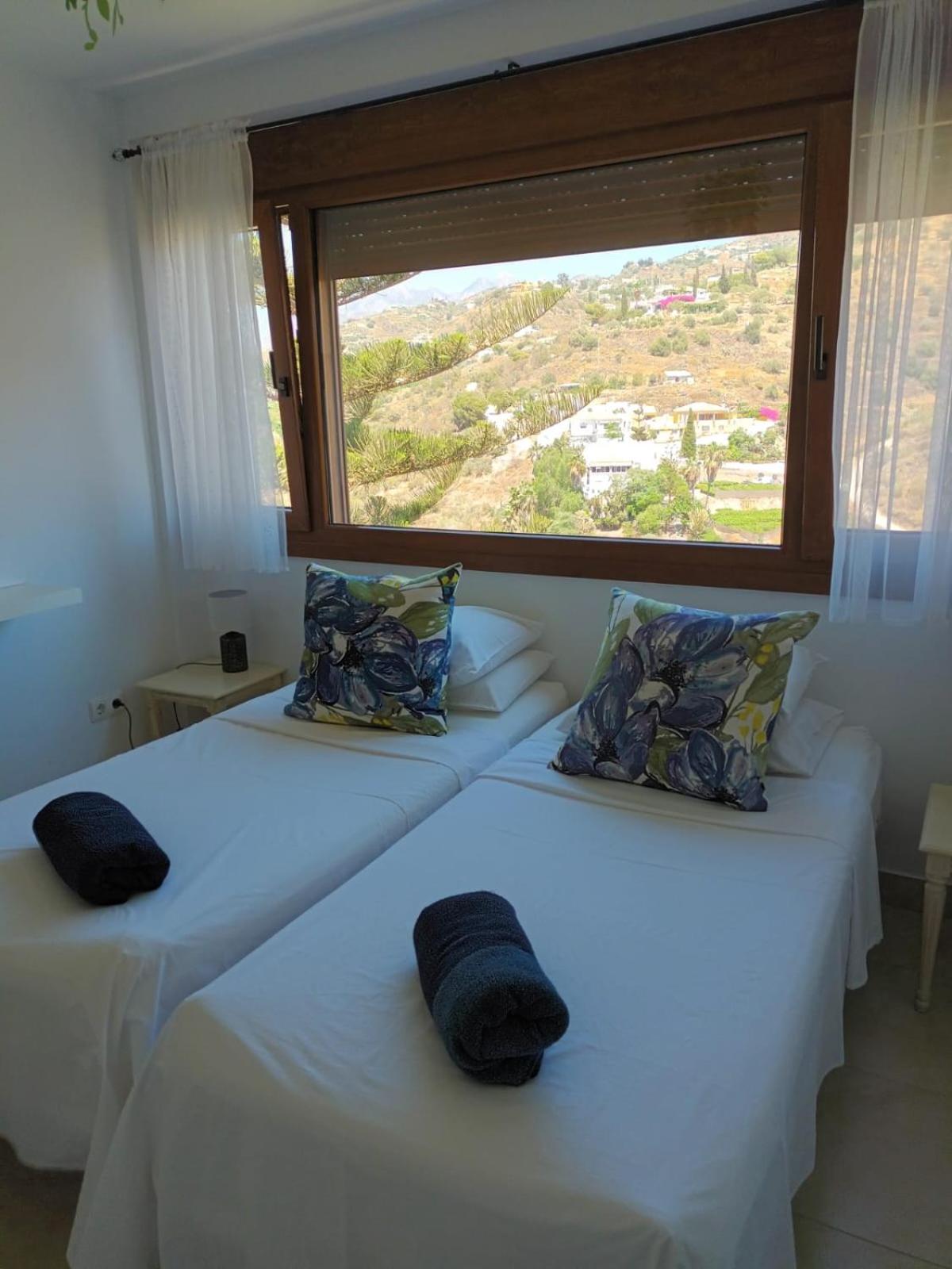 Standard Twin Room with Mountain View