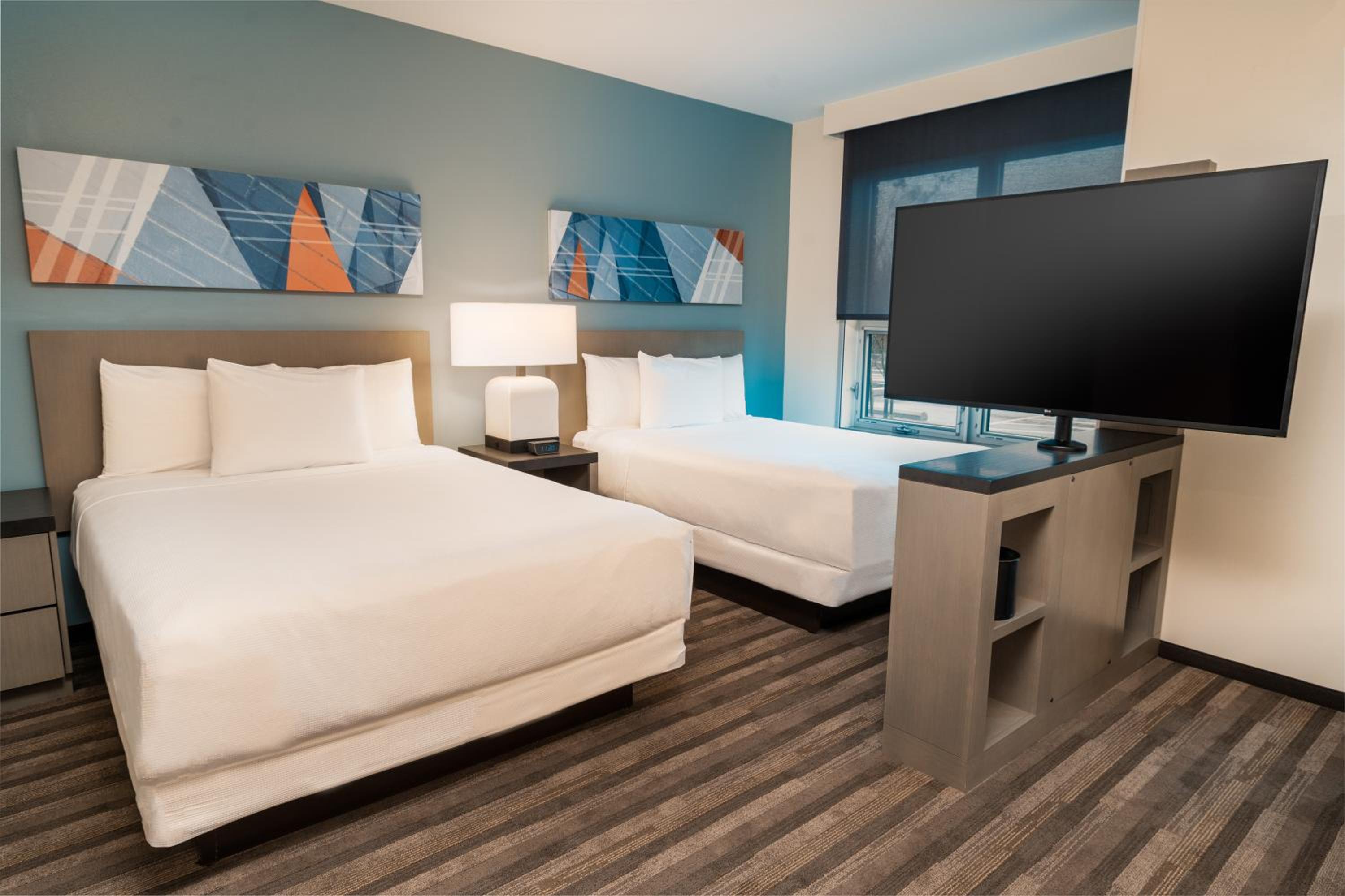 One-Bedroom Suite with Two Queen Beds with Sofa Bed, Kitchen and Tub - Disability Access - Photo 3