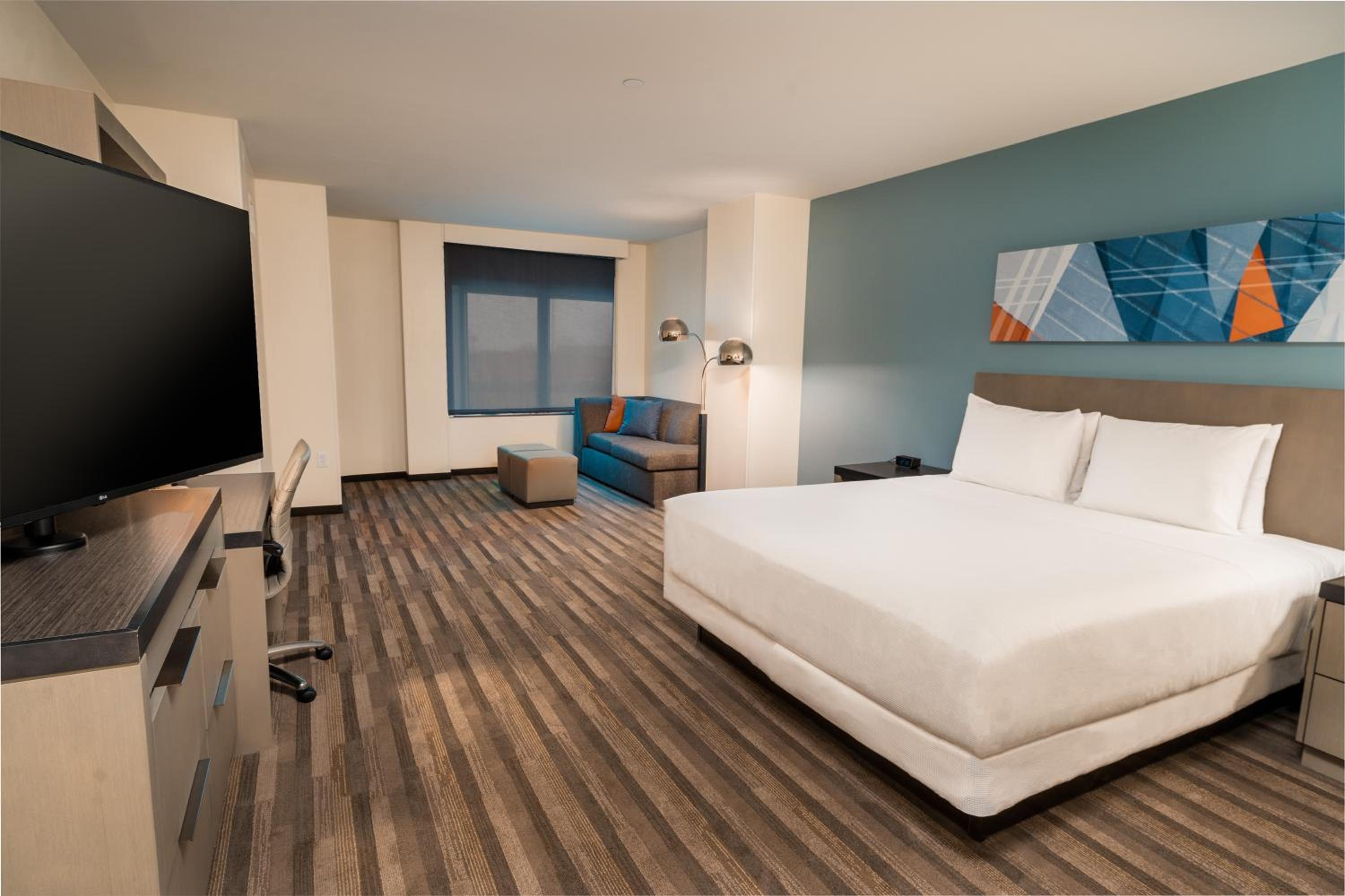 King Room with Sofa Bed - Photo 5