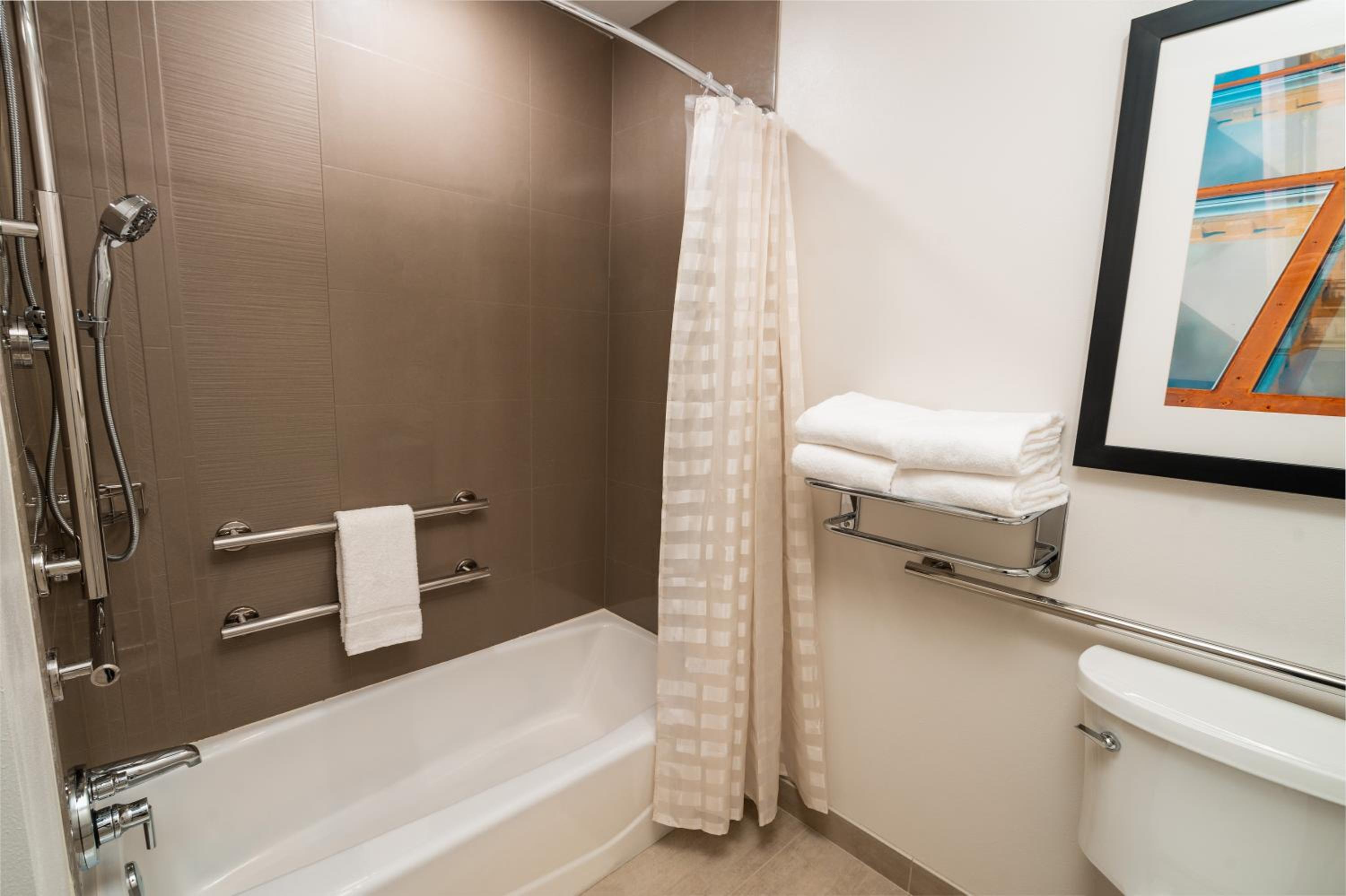 One-Bedroom Suite with Two Queen Beds with Sofa Bed, Kitchen and Tub - Disability Access - Photo 2