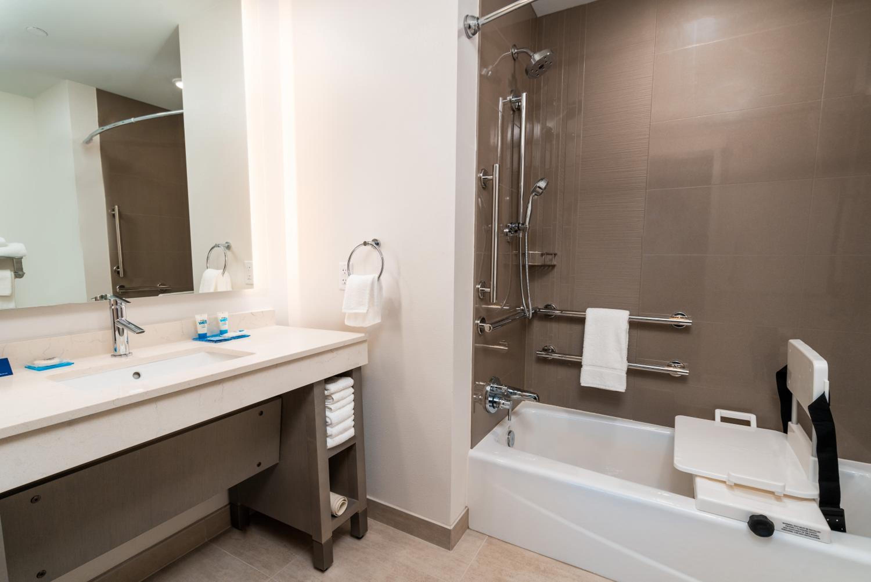 King Studio Suite with Kitchen, Tub and Sofa Bed - Disability Access - Photo 3
