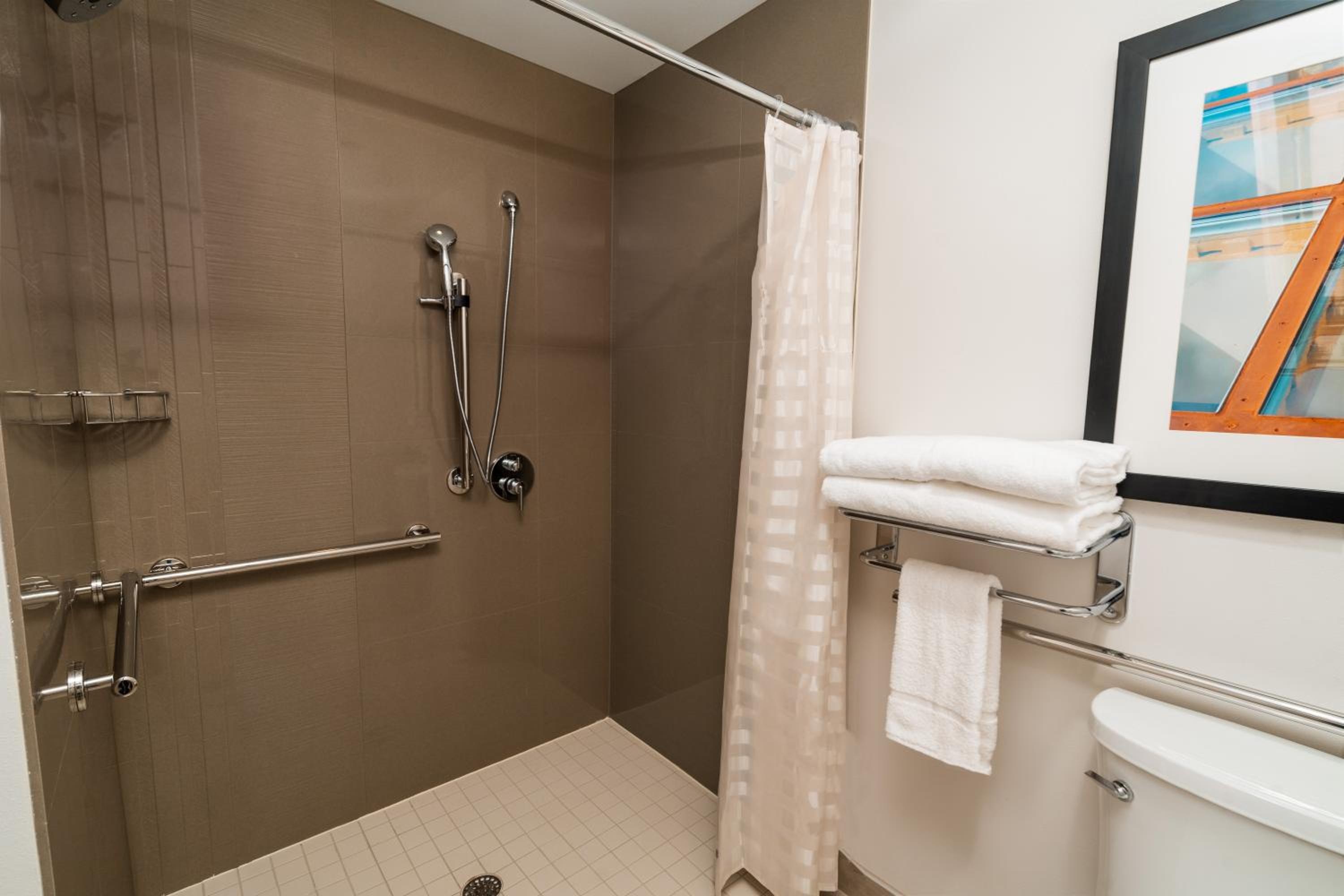 One-Bedroom Suite With Two Queen Beds With Sofa Bed, Kitchen And Roll-In Shower - Disability Access