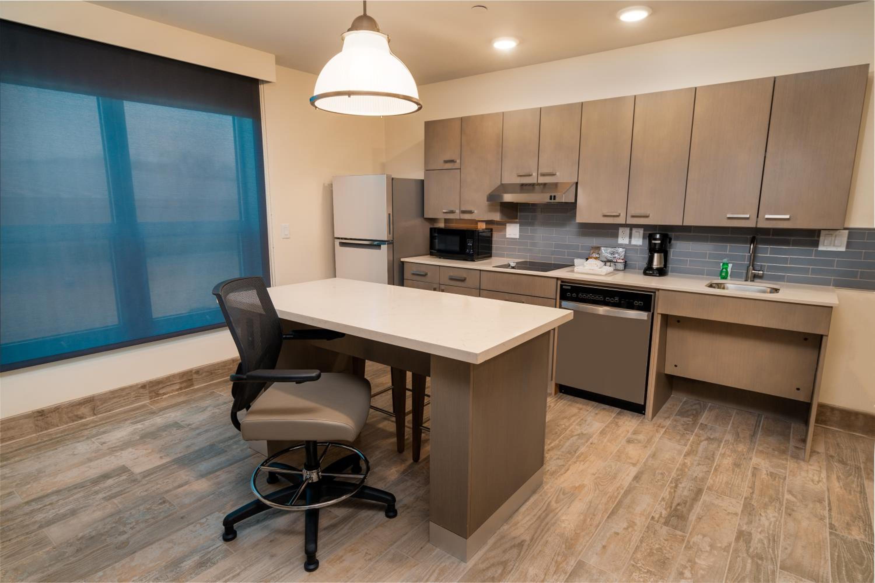 One-Bedroom Suite with Two Queen Beds with Sofa Bed, Kitchen and Tub - Disability Access - Photo 4