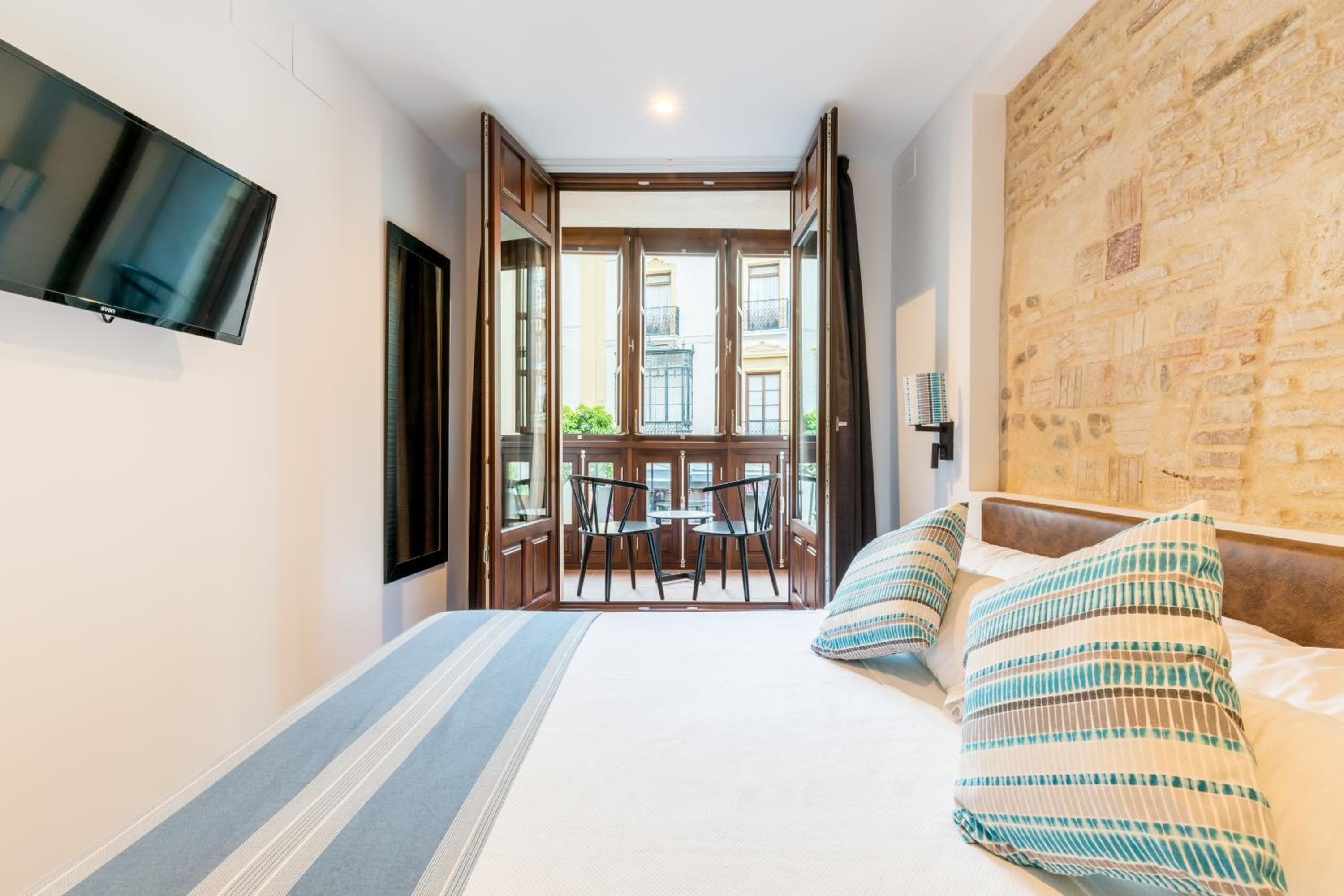 Suite with Balcony - Photo 9