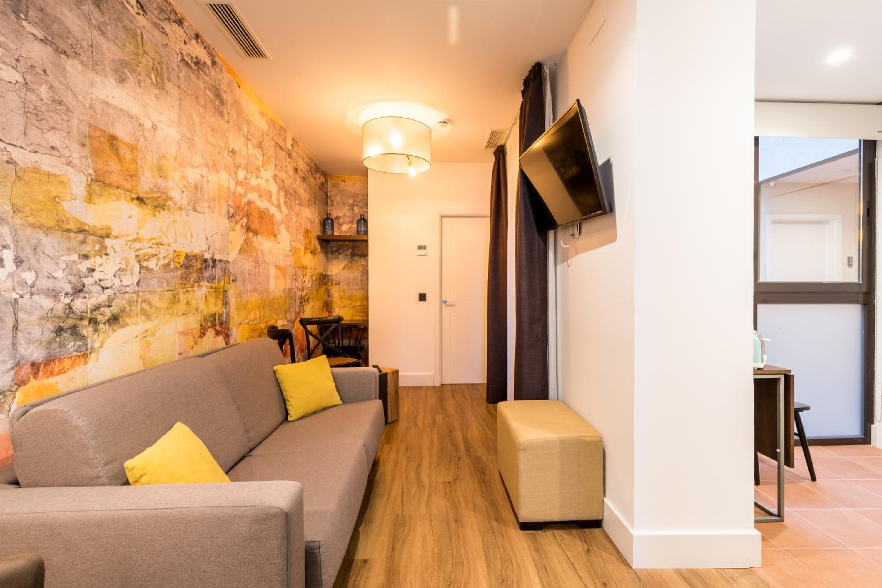 Suite with Balcony - Photo 5
