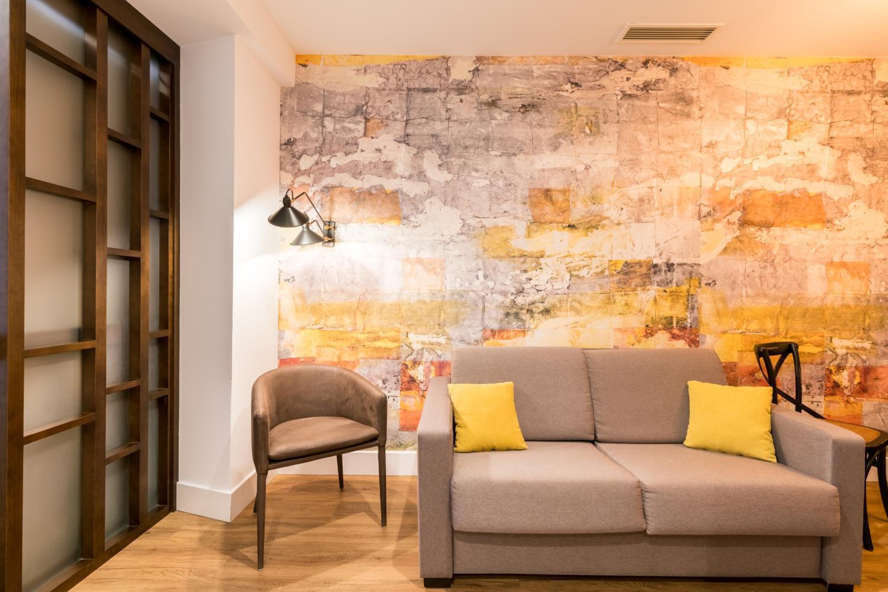 Suite with Balcony - Photo 6