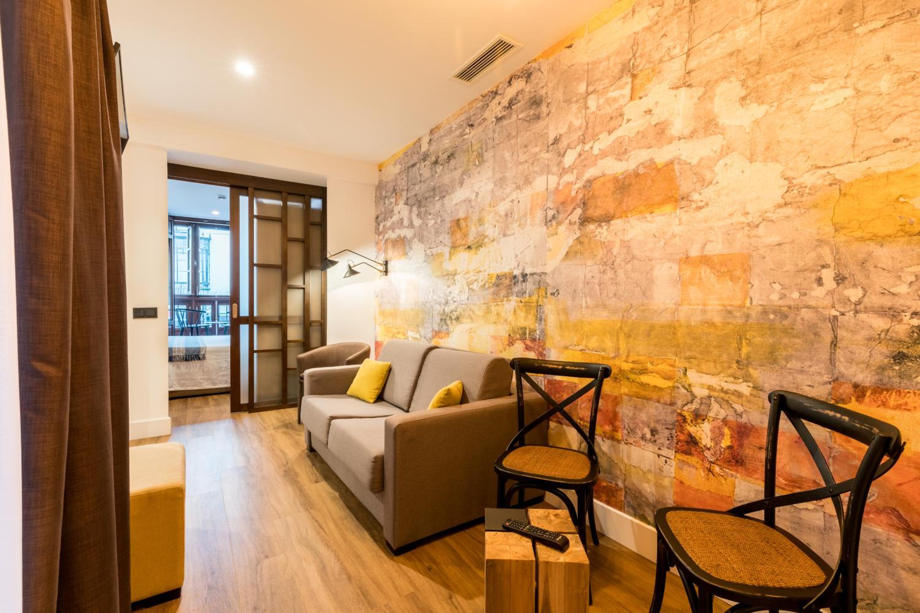 Suite with Balcony - Photo 7