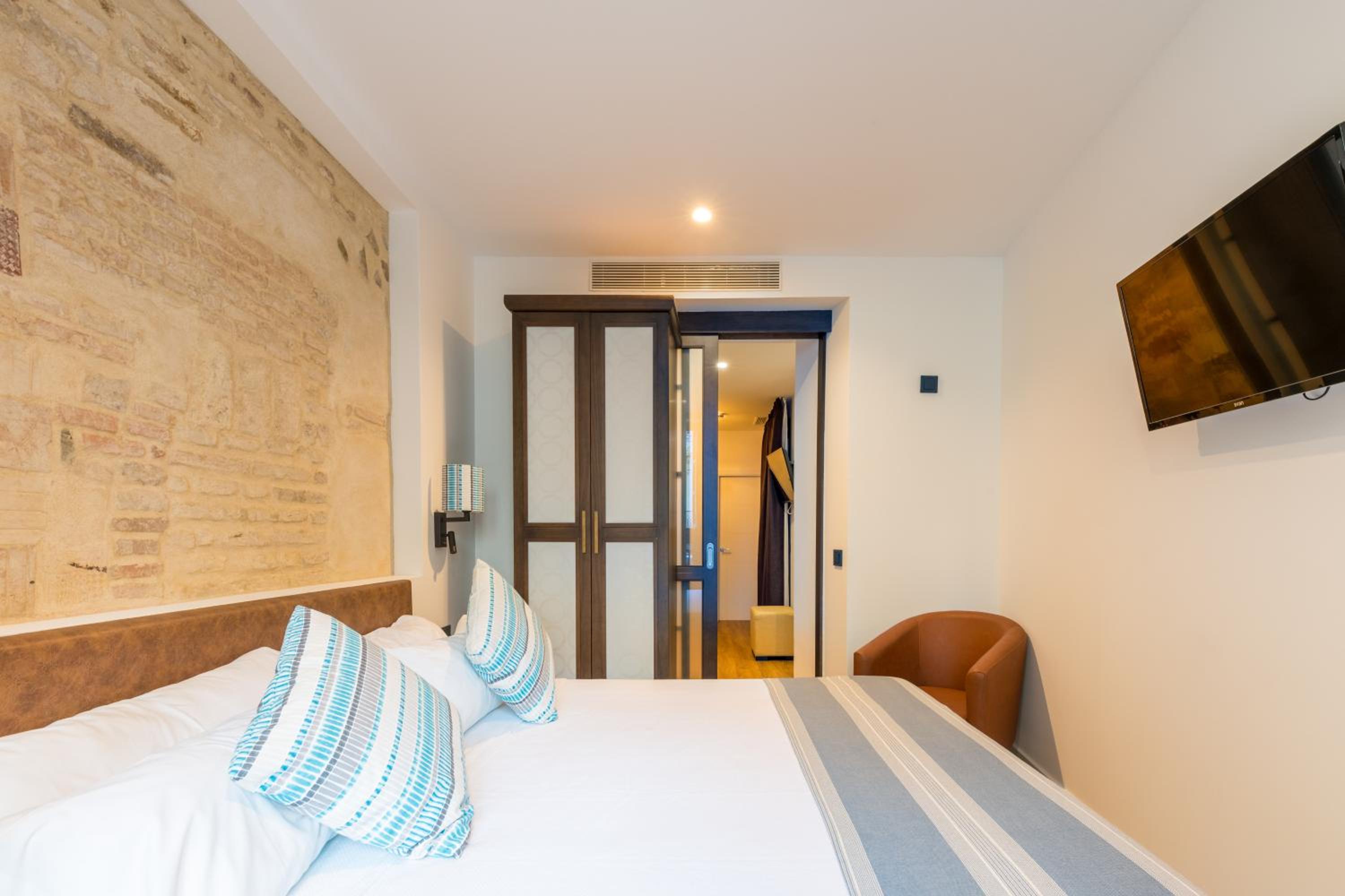 Suite with Balcony - Photo 11