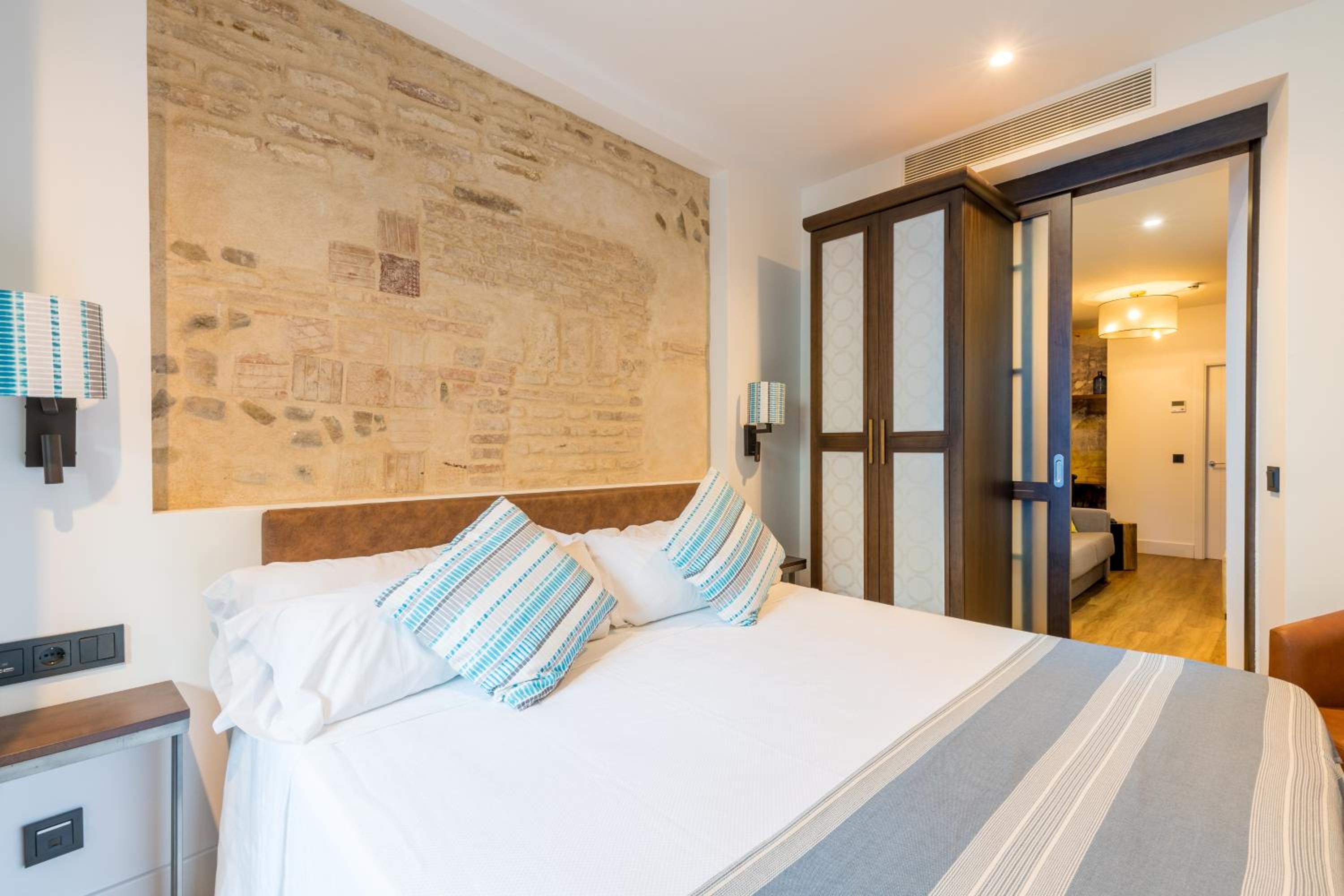 Suite with Balcony - Photo 12