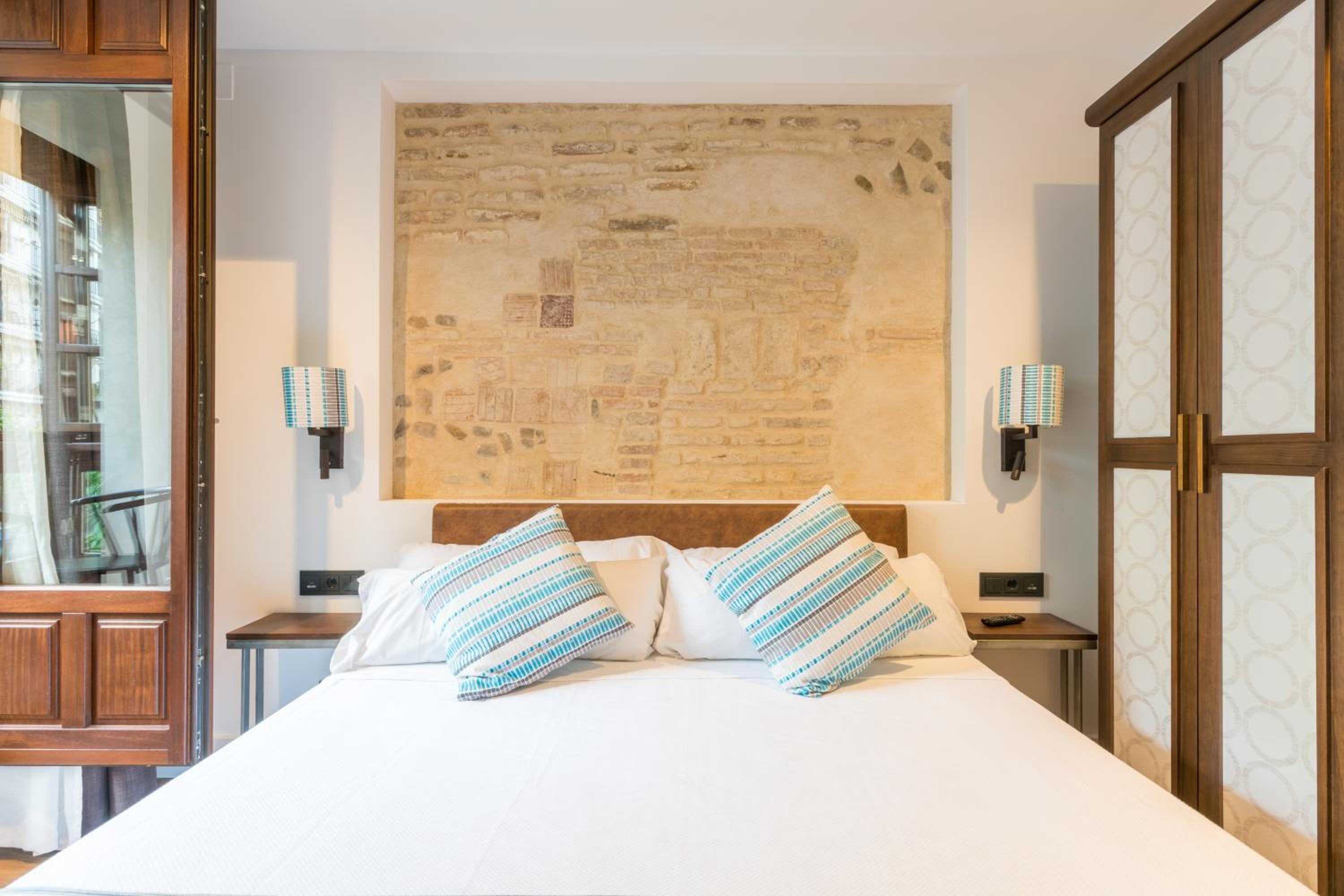 Suite with Balcony - Photo 13
