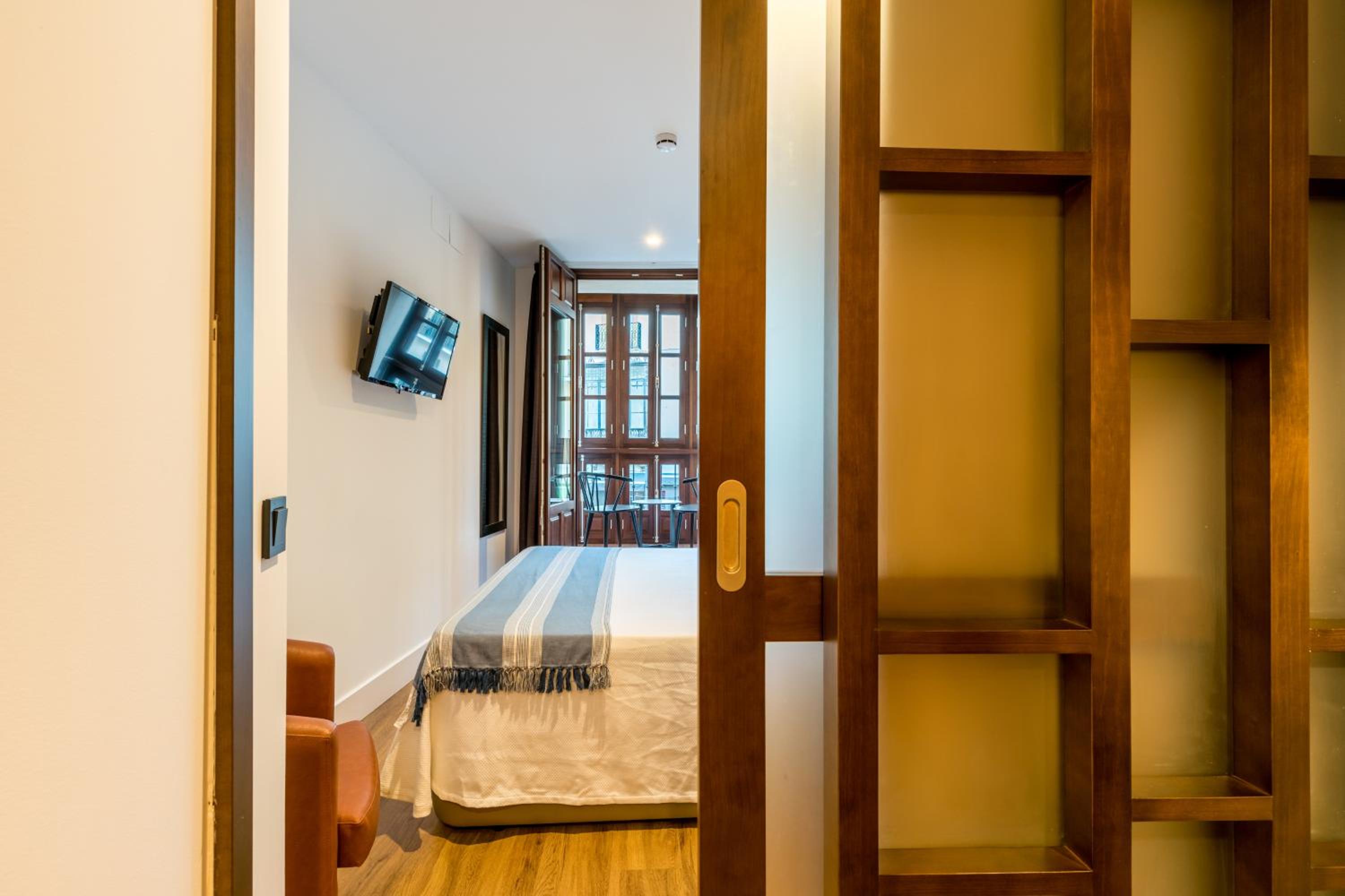 Suite with Balcony - Photo 8
