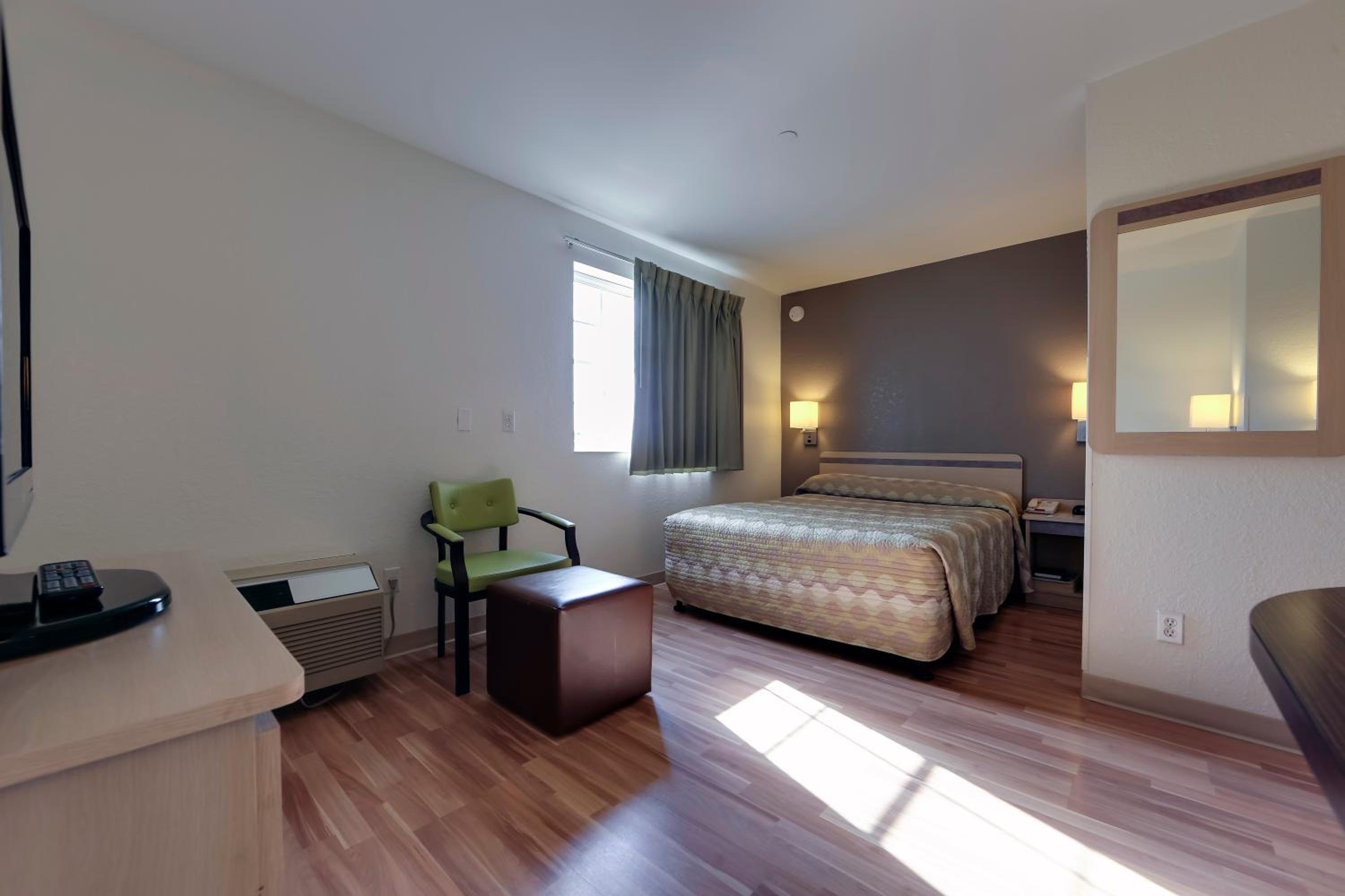 Queen Room - Non-Smoking - Photo 6