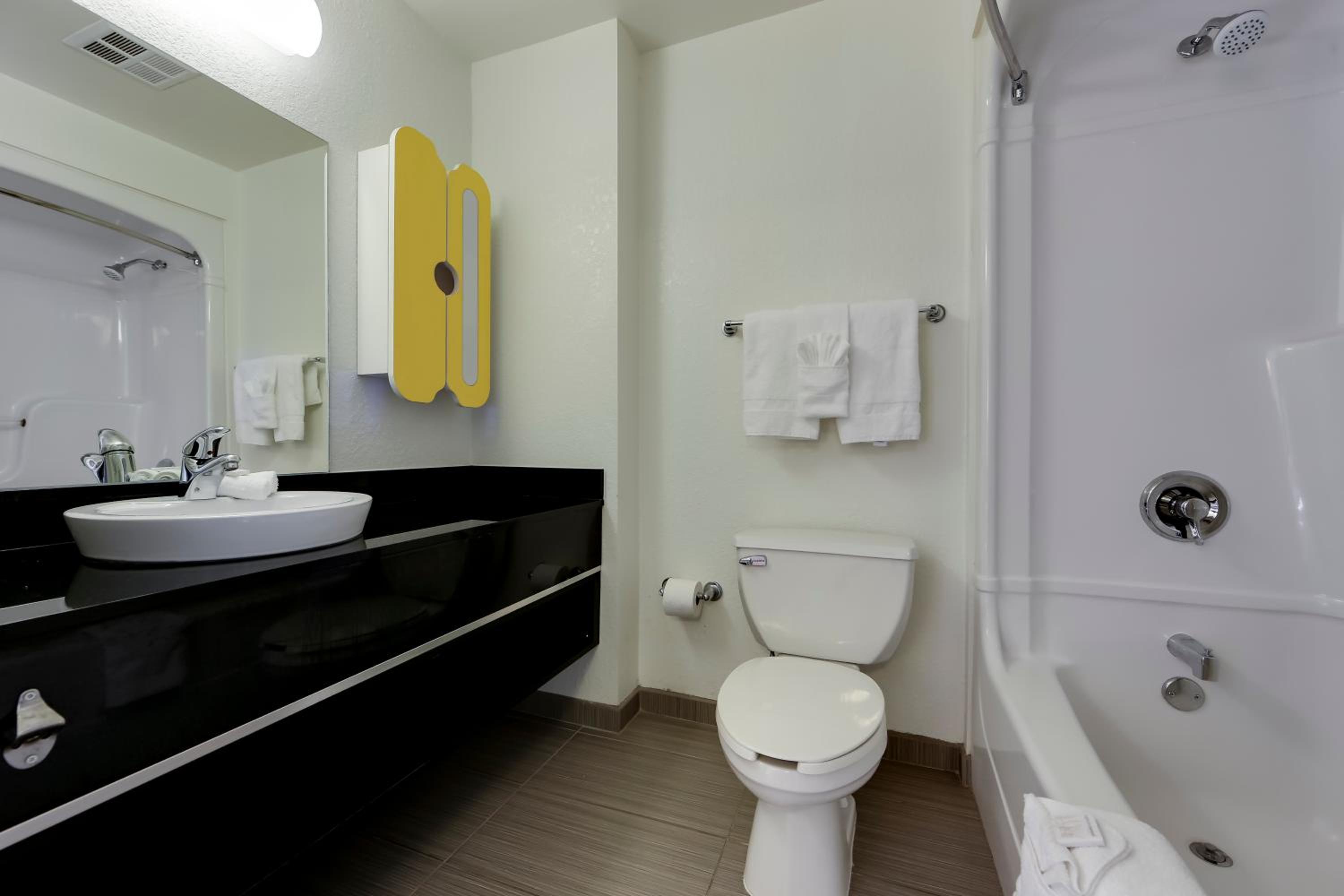 Queen Room - Non-Smoking - Photo 7