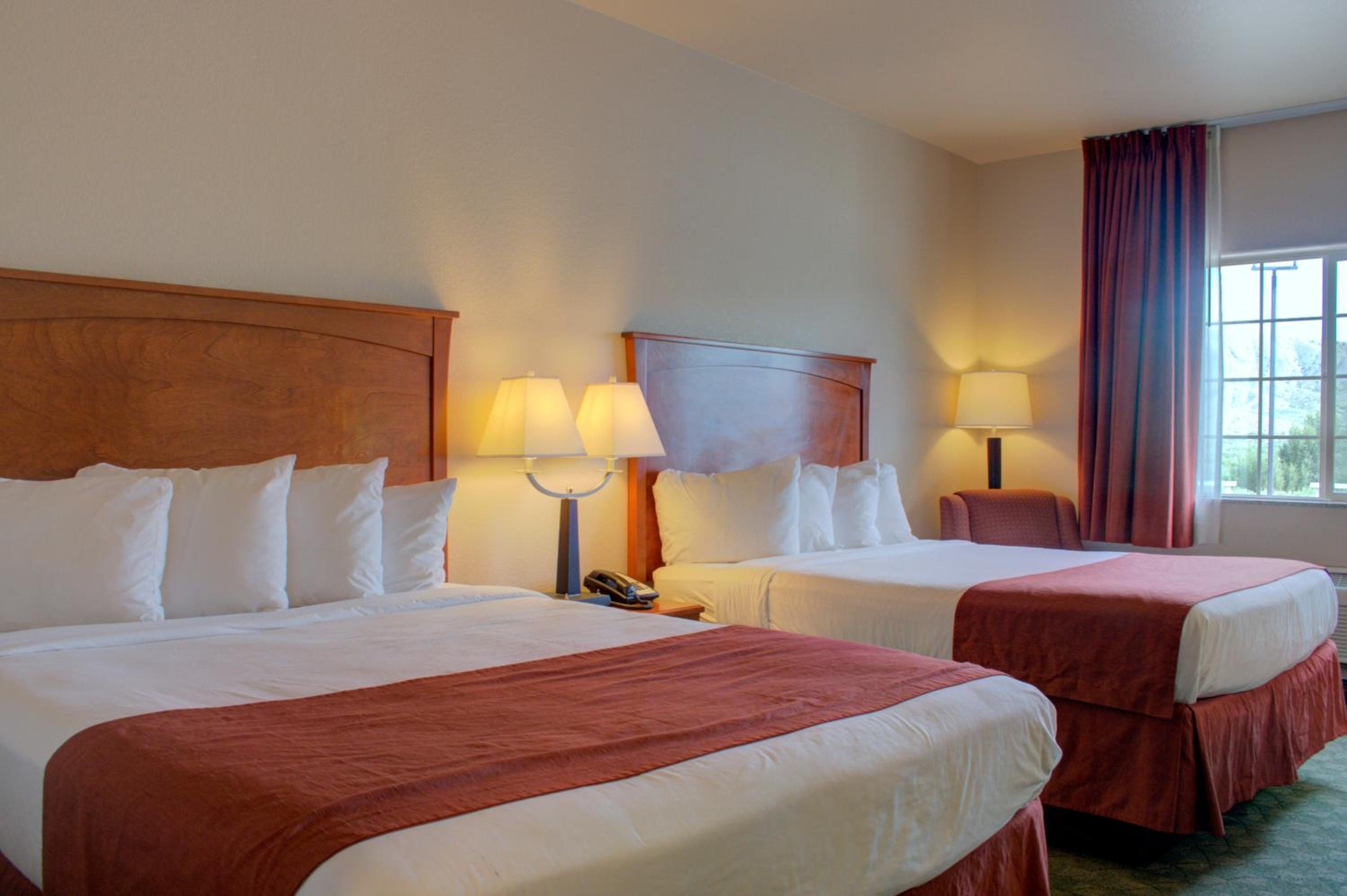 Deluxe Queen Room with Two Queen Beds photo 3