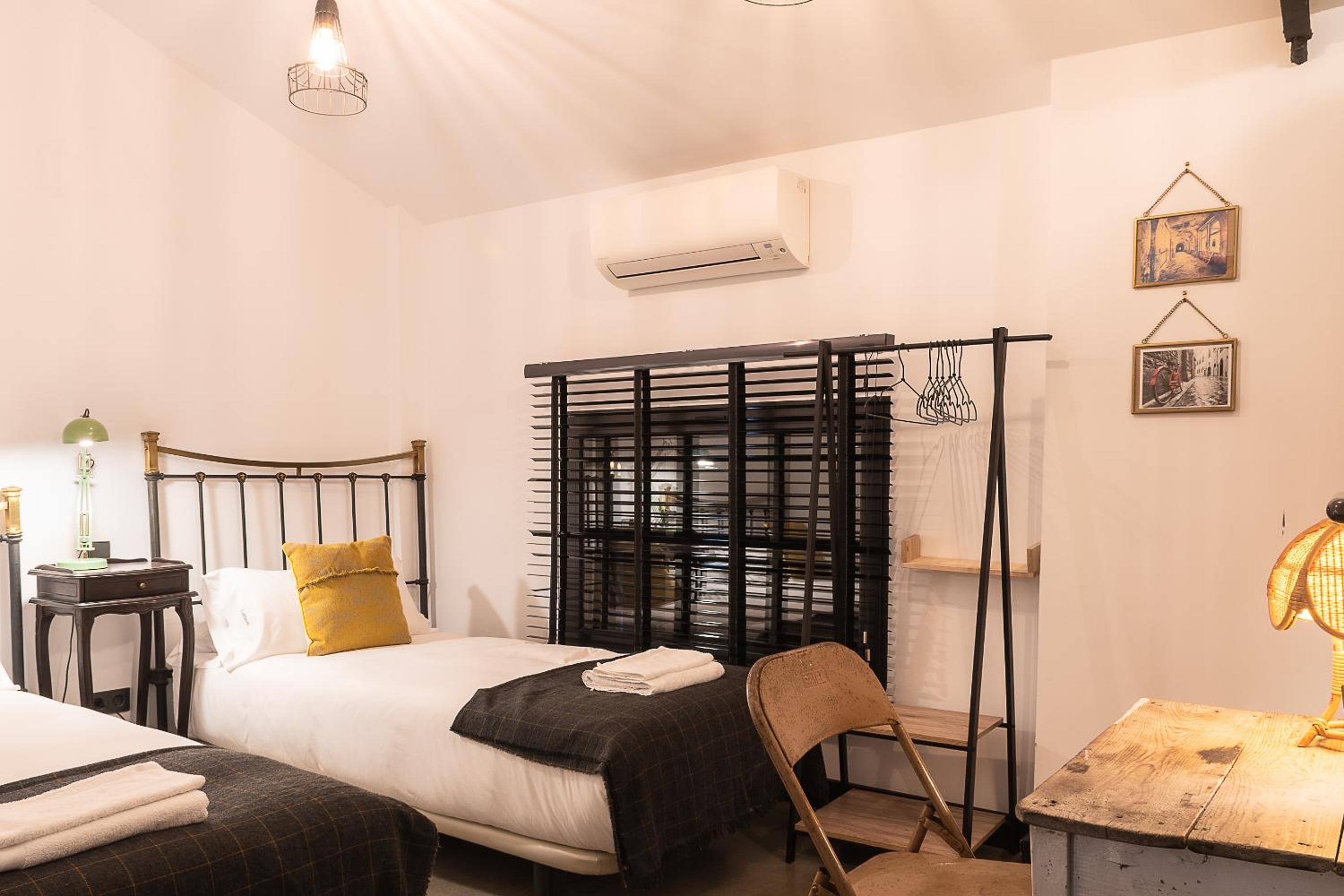 Twin Room with Private Bathroom photo 2