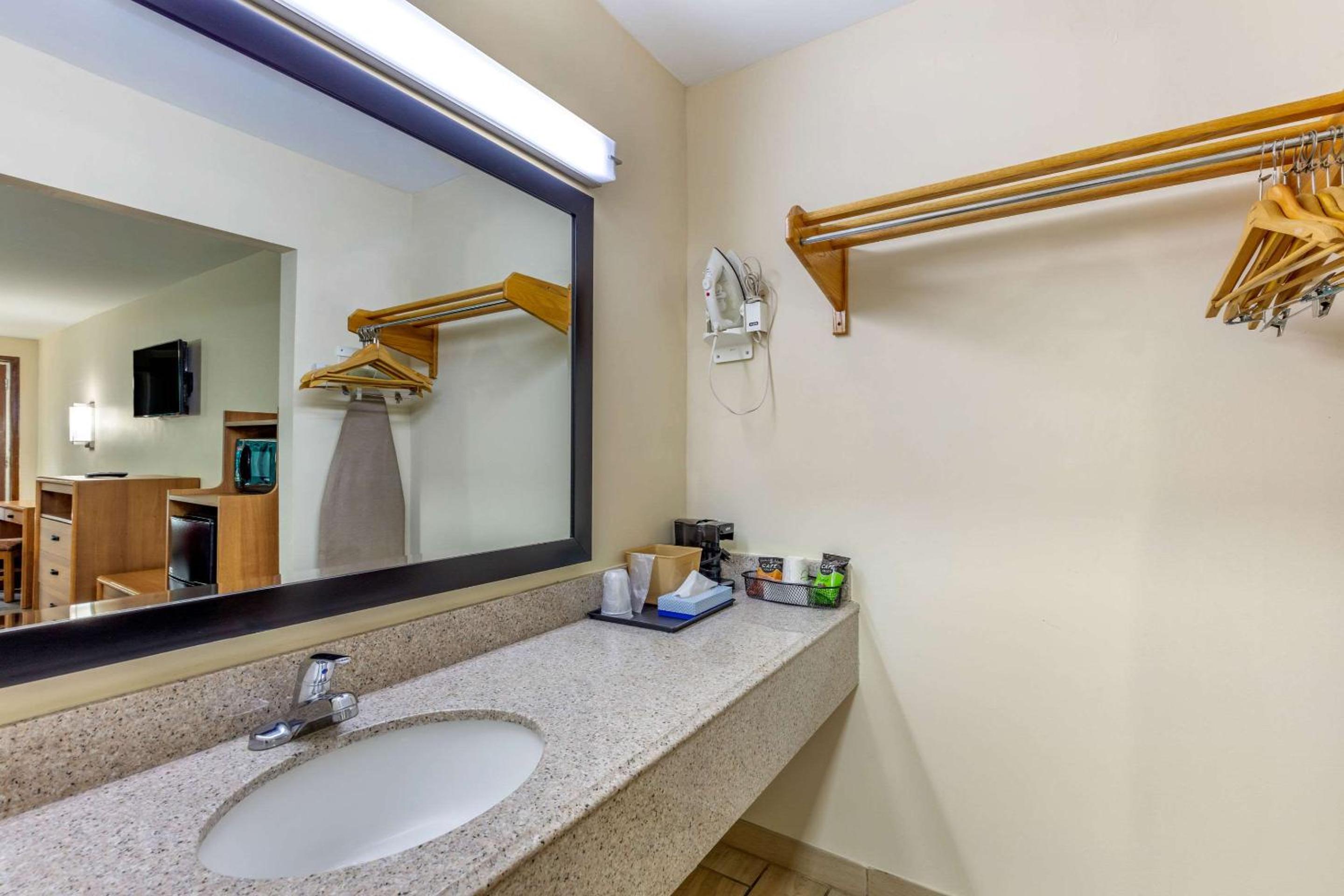 Queen Room with Two Queen Beds - Non-Smoking - Photo 8